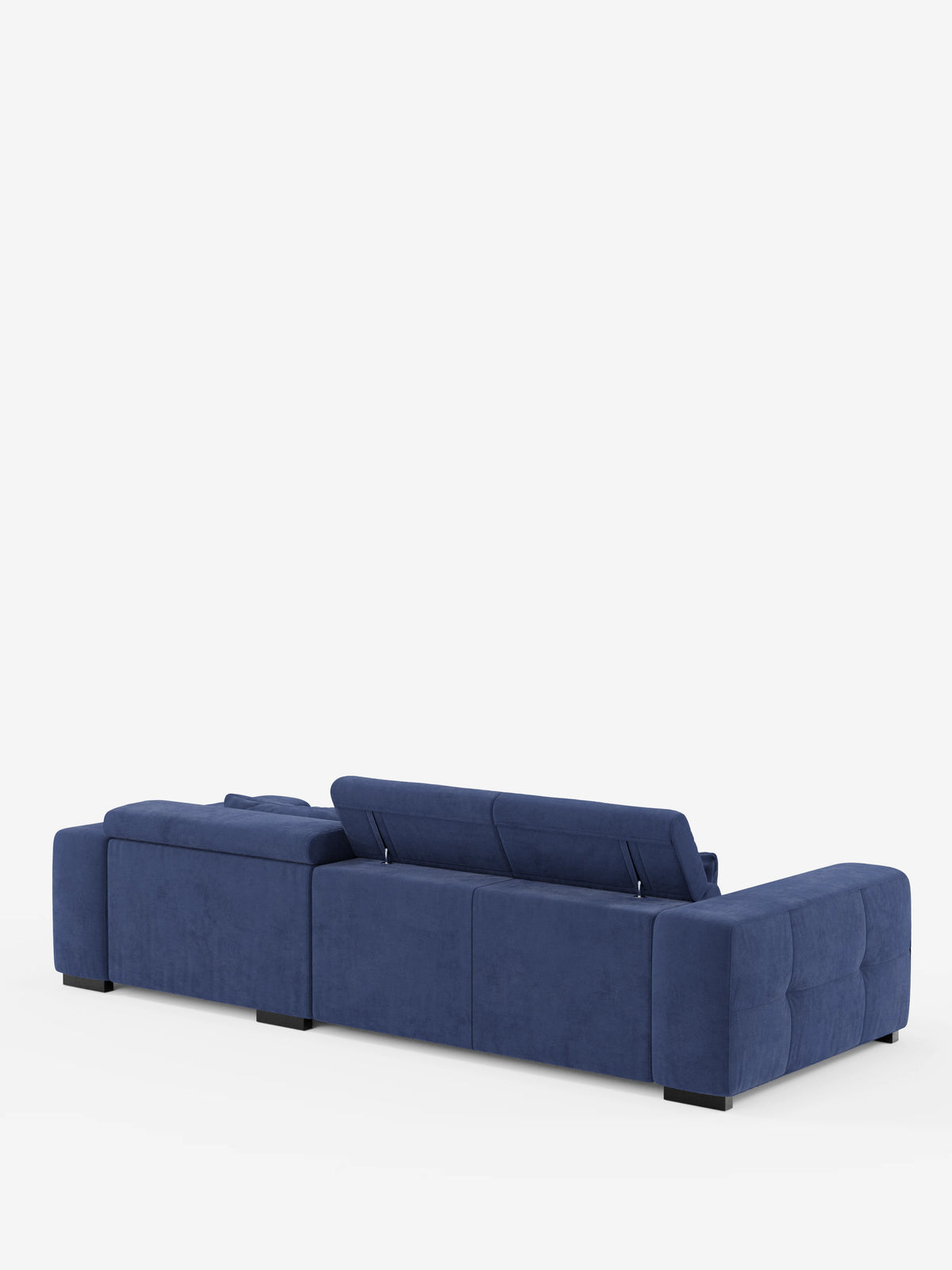 Il divano angolare Monarch con penisola e funzione Relax Elettrico per l’allungamento delle sedute di Divani.Store è raffigurato di retro in una tonalità di blu intenso, caratterizzato da un rivestimento in morbido tessuto T31 resistente alle macchie, ampi braccioli ed eleganti dettagli trapuntati. La sezione sinistra presenta uno schienale più basso, mentre quella destra è dotata di un poggiatesta reclinabile regolabile per un comfort maggiore. Lo sfondo è bianco a tinta unita.