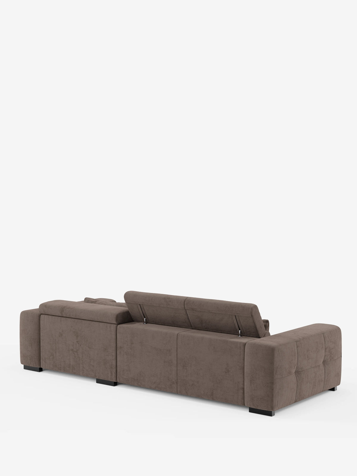 Viene mostrato di retro il divano angolare Monarch, modello moderno di colore marrone con penisola e funzione Relax Elettrico per l’allungamento delle sedute, di Divani.Store. Questo divano componibile a forma di L presenta braccioli bassi e larghi e poggiatesta reclinabili regolabili sul lato destro. Il morbido tessuto T31, resistente alle macchie, riveste i tre cuscini di seduta, mentre le corte gambe nere completano il look. Lo sfondo è bianco a tinta unita.