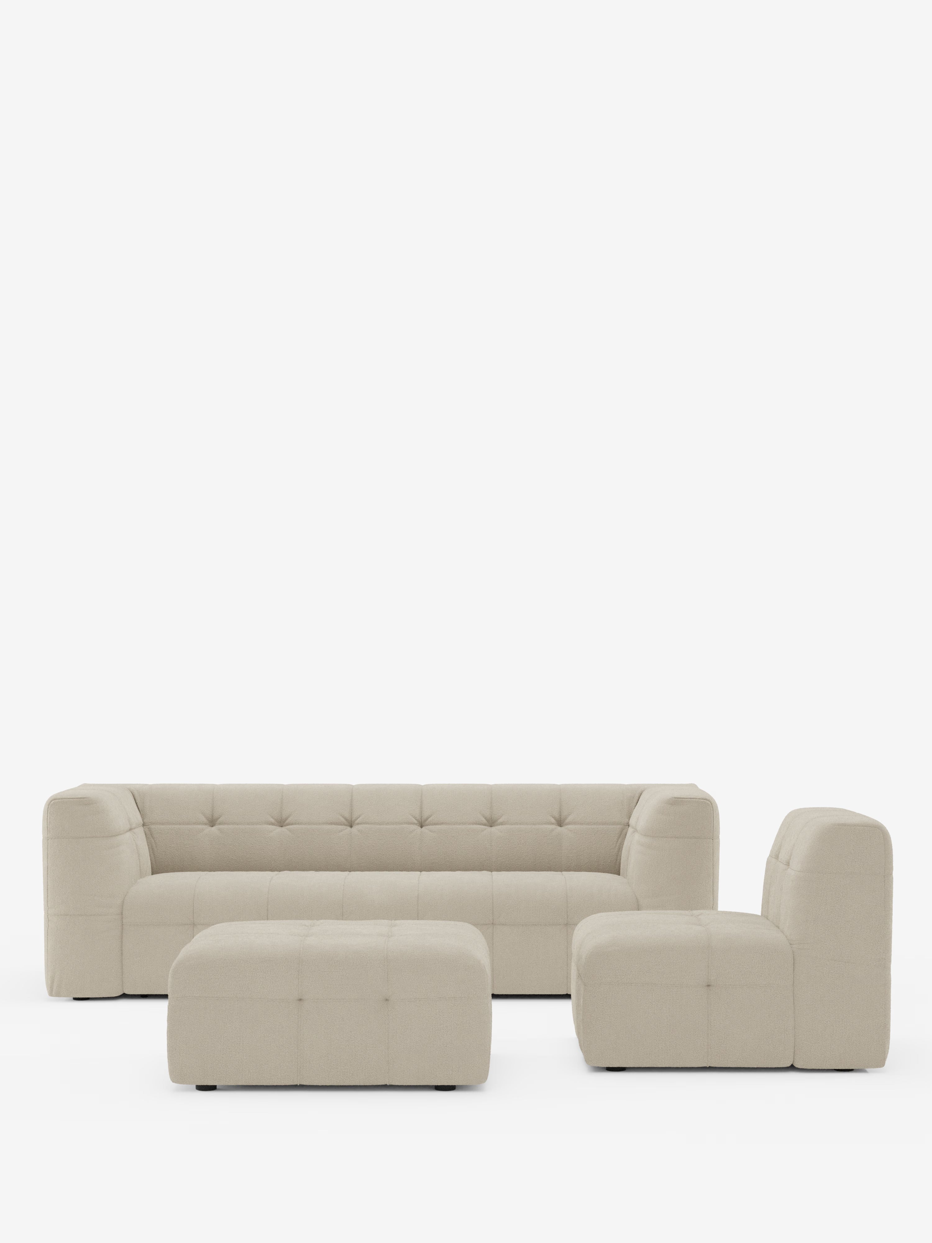 Ecco la frase riscritta utilizzando i dati del prodotto forniti: Il divano angolare componibile e modulare Mosaic in bouclé: capitonné e design in tessuto smacchiabile T21 di Divani.Store è un set da salotto beige composto da quattro elementi che include un divano modulare capitonné, una poltrona senza braccioli, un pouf rettangolare e un pouf quadrato. Ogni elemento presenta bordi morbidi e arrotondati e un design minimalista, che li rendono ideali per un salotto moderno su uno sfondo bianco a tinta unita.