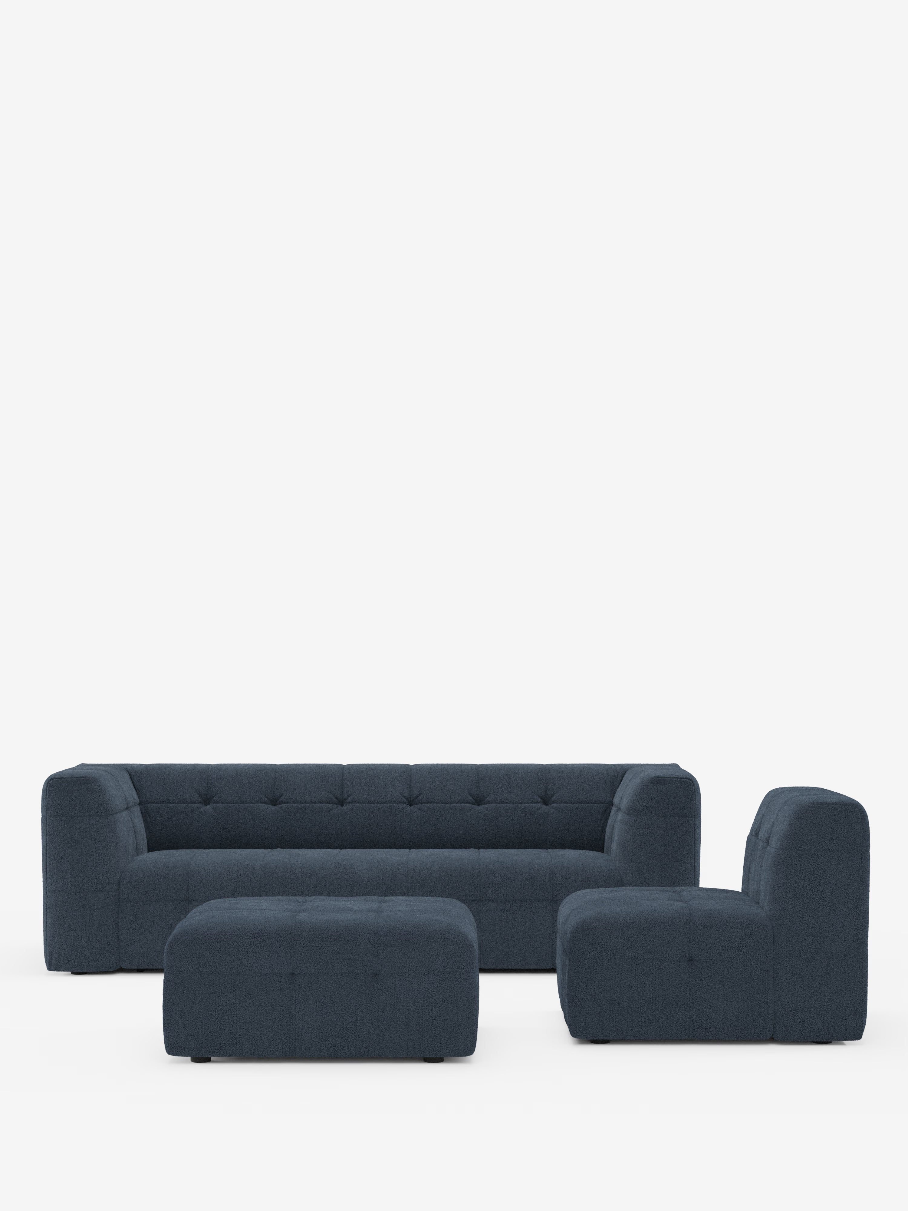 Mosaic, un divano angolare componibile e modulare in bouclé, dal design moderno e dal colore blu scuro: capitonné e rivestimento in tessuto smacchiabile T21 di Divani.Store, è composto da tre elementi: un divano con schienale basso, una poltrona senza braccioli abbinata e un pouf rettangolare. Ogni elemento presenta cuscini trapuntati, bordi morbidi e un elegante rivestimento in tessuto bouclé, il tutto su uno sfondo bianco a tinta unita, perfetto per il soggiorno moderno.