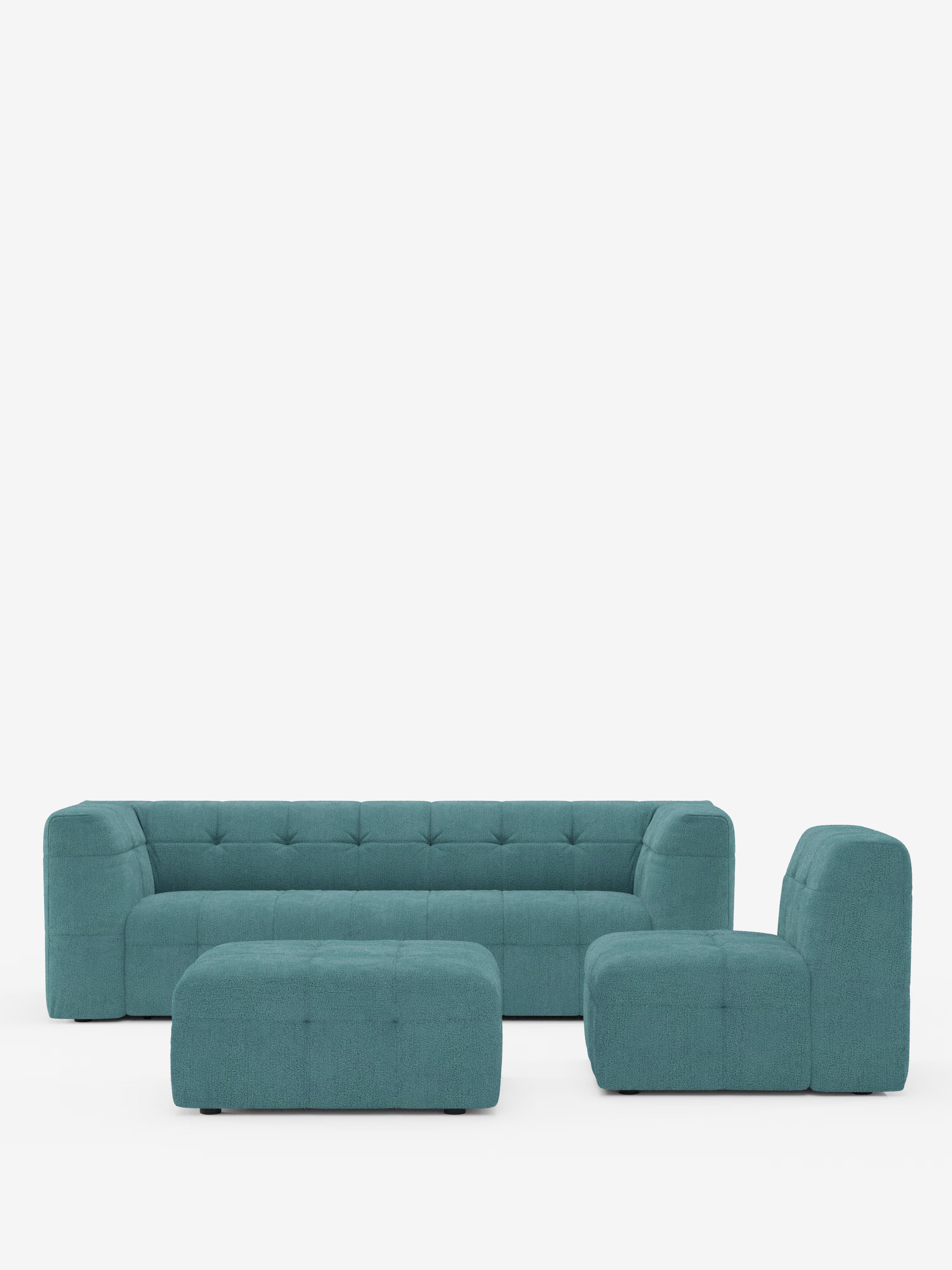 Un set di divani componibili contemporaneo color verde acqua — il divano angolare componibile e modulare Mosaic in bouclé: capitonné e design in tessuto smacchiabile T21 di Divani.Store — presenta un lussuoso rivestimento capitonné e comprende una composizione modulare composta da un divano lungo, una poltrona senza braccioli e un pouf rettangolare. Ogni elemento è realizzato in morbido tessuto bouclé con bordi arrotondati, il tutto su uno sfondo bianco a tinta unita.