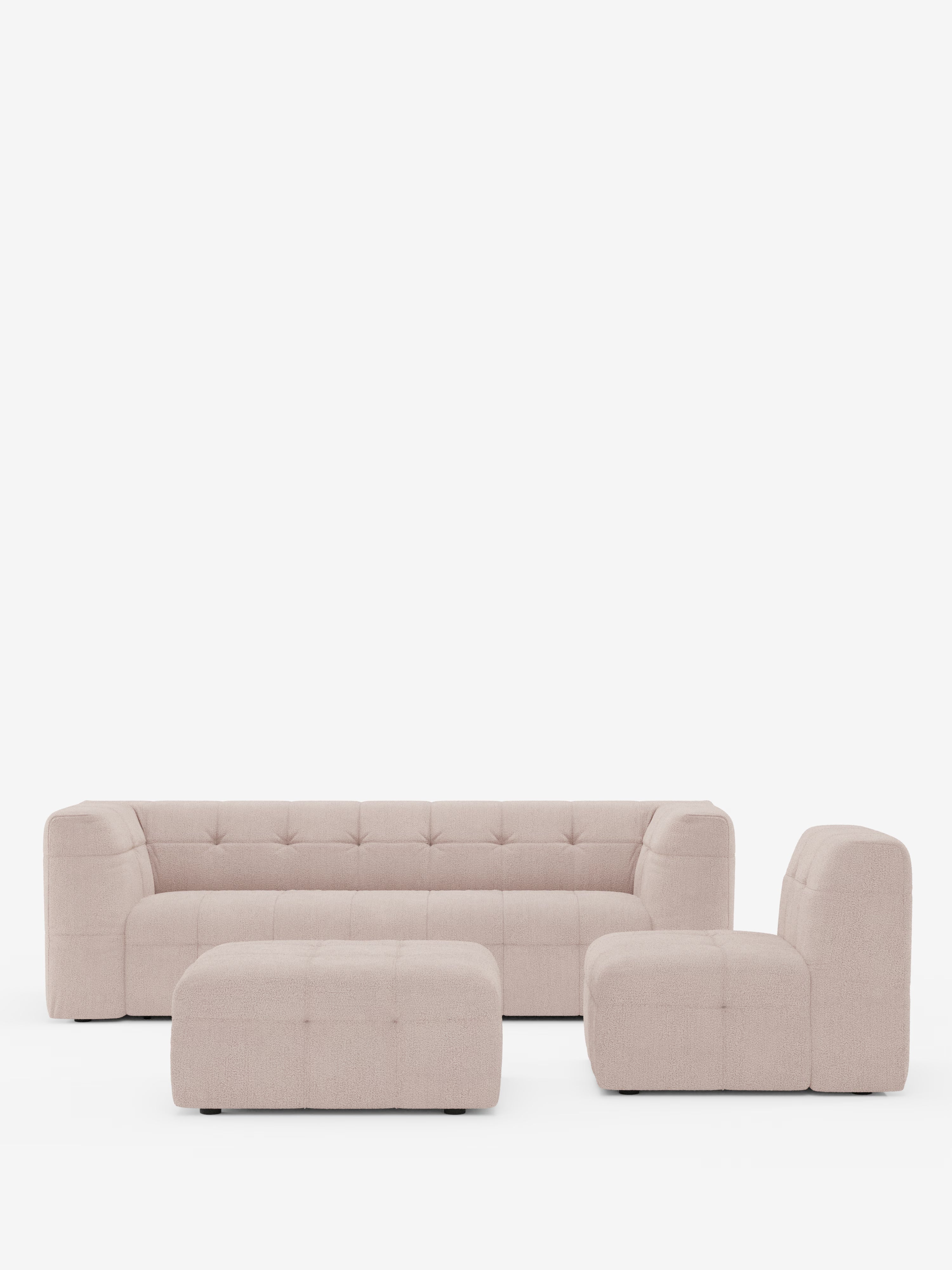 Un moderno divano angolare componibile e modulare della linea Mosaic in bouclé di Divani.Store, rivestito in tessuto T21 beige chiaro smacchiabile con dettagli capitonné, composto da una panca lunga, una poltrona angolare, una poltrona senza braccioli e un pouf coordinato, il tutto disposto su uno sfondo bianco a tinta unita.