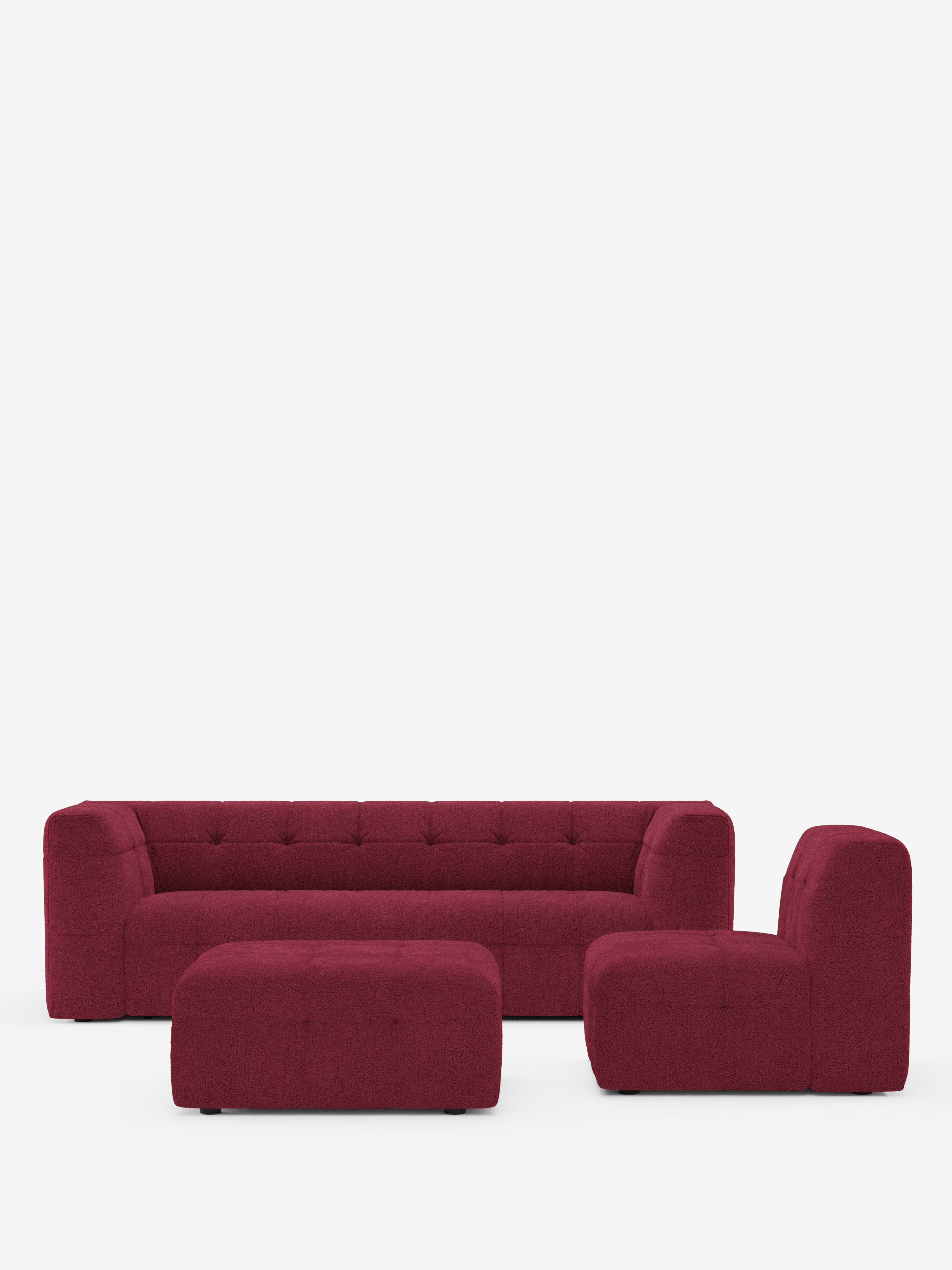 Su uno sfondo bianco, il divano angolare componibile e modulare Mosaic in bouclé di Divani.Store è composto da un divano lungo, una poltrona singola senza braccioli e un pouf rettangolare. Caratterizzato da dettagli capitonné e da bordi morbidi e arrotondati in tessuto T21 resistente alle macchie, questo moderno divano componibile color bordeaux valorizza con disinvoltura qualsiasi soggiorno moderno.