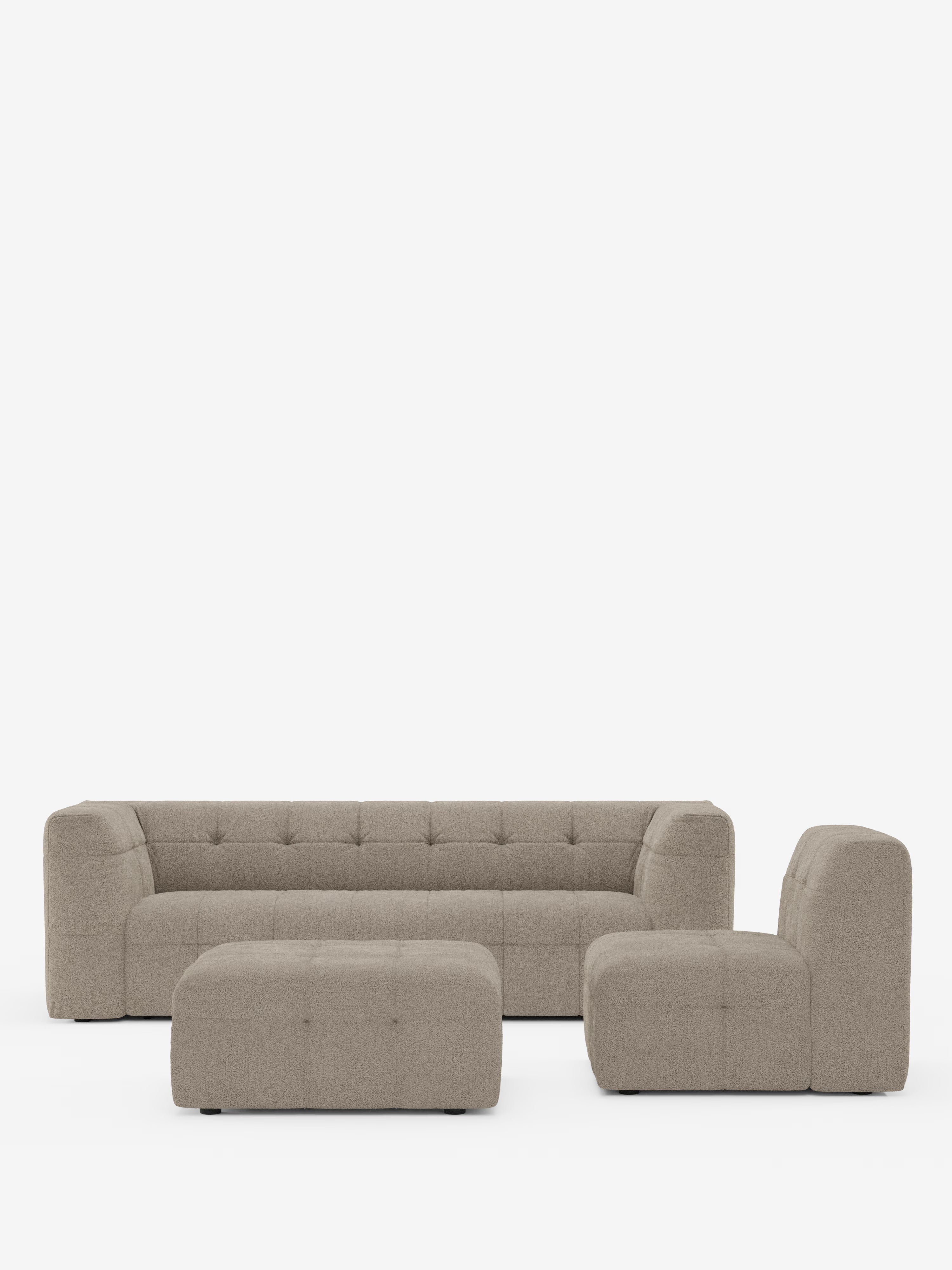 Un divano angolare componibile e modulare Mosaic in bouclé, dal design contemporaneo e color beige, firmato Divani.Store — composto da un divano a tre posti capitonné, un pouf abbinato e una poltrona senza braccioli, tutti caratterizzati da morbidi bordi arrotondati e rivestiti in tessuto T21 antimacchia — perfetto per un soggiorno moderno e da abbinare a uno sfondo bianco a tinta unita.