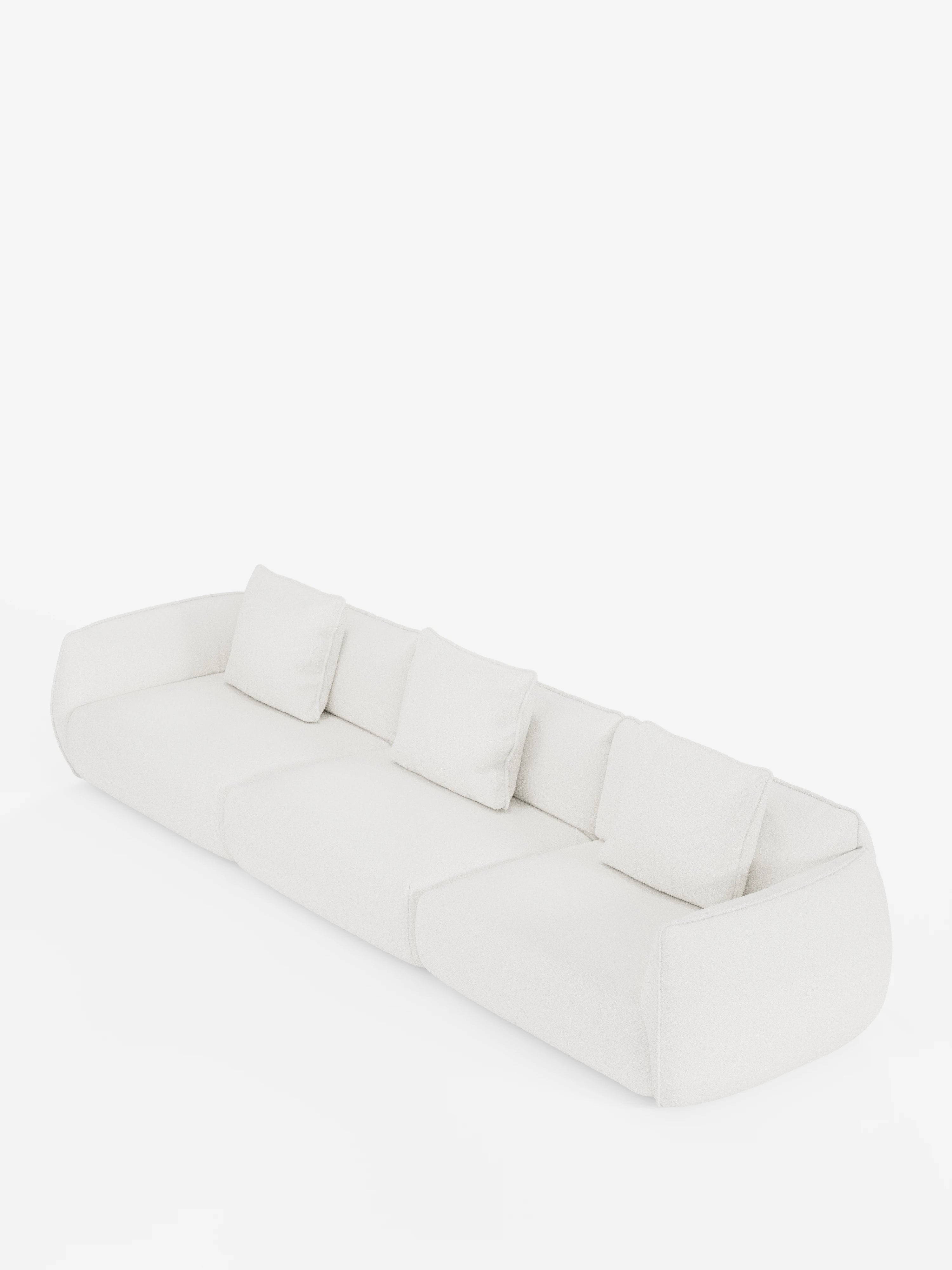 Un divano modulare Nimbus moderno e minimalista a 3 posti, realizzato da Divani.Store, rivestito in morbido tessuto T33 effetto cotone, resistente alle macchie, di colore bianco. Il divano presenta tre ampie sedute, quattro cuscini quadrati abbinati, braccioli leggermente ricurvi e bordi morbidi e arrotondati, il tutto su uno sfondo bianco a tinta unita.