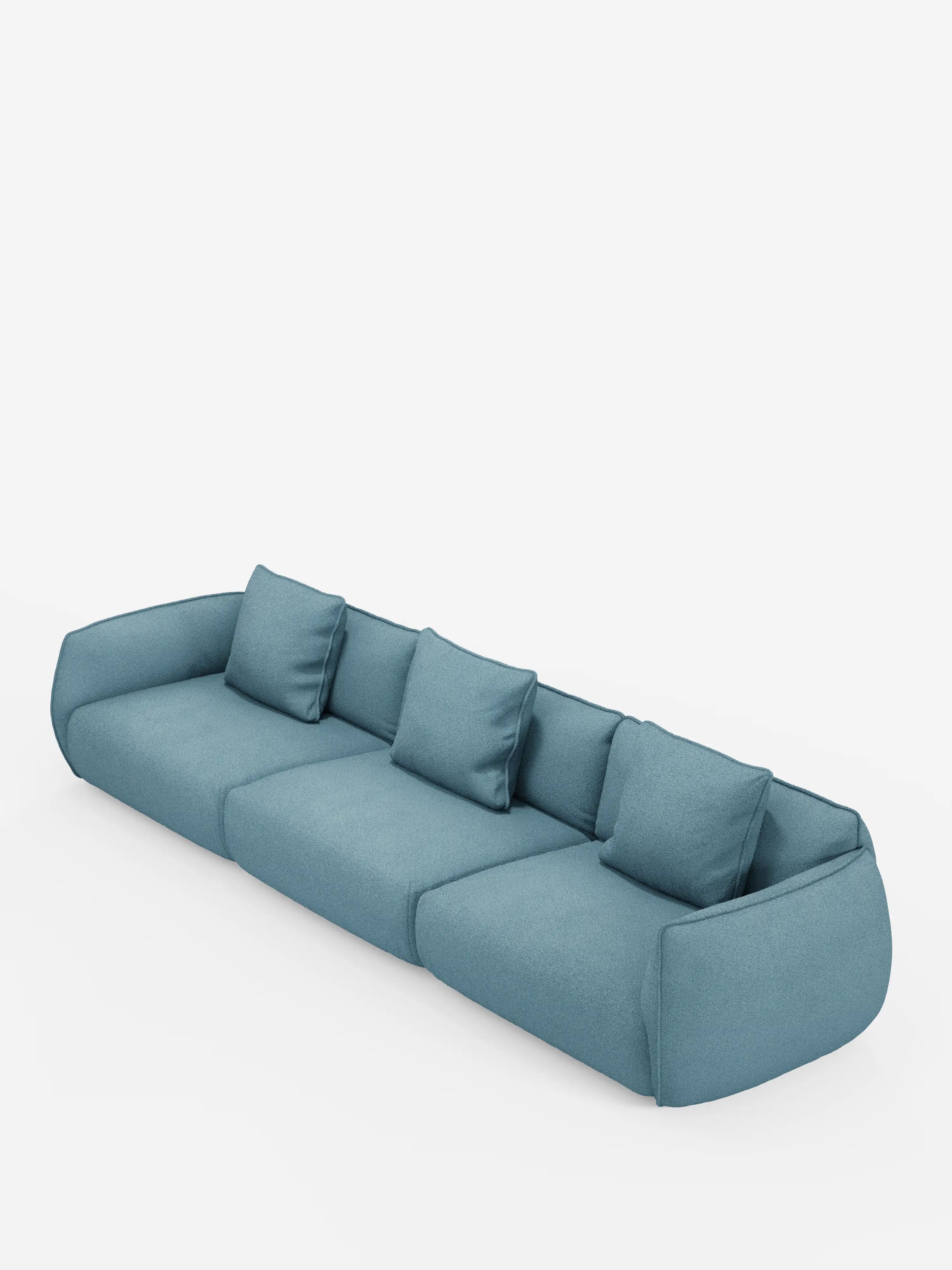 Un divano modulare contemporaneo e minimalista di colore blu, il “Nimbus divano modulare a 3 sedute componibile in morbido tessuto smacchiabile effetto cotone T33” di Divani.Store, completato da quattro cuscini coordinati. Questo divano presenta uno schienale e braccioli bassi e arrotondati, linee slanciate e un rivestimento in morbido tessuto effetto cotone antimacchia, il tutto su uno sfondo bianco a tinta unita.