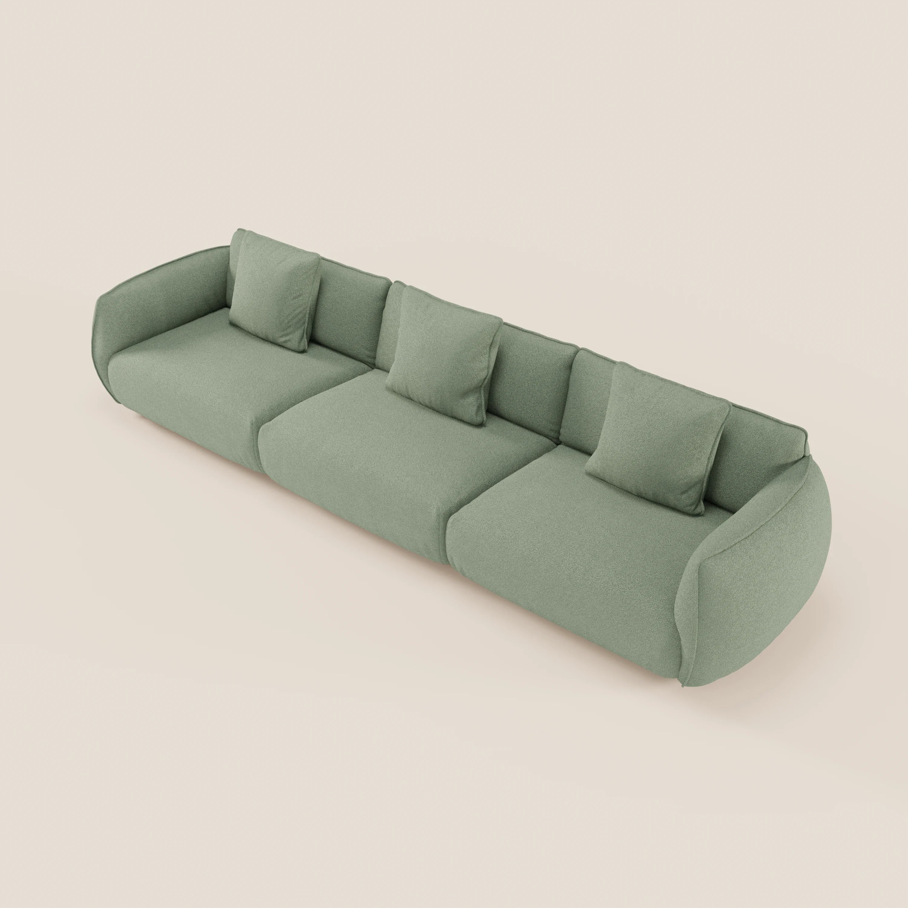Il divano modulare a 3 sedute Nimbus di Divani.Store, in morbido tessuto verde chiaro effetto cotone T33, ha braccioli e schienale arrotondati, tre ampie sedute e quattro cuscini quadrati abbinati. Design minimalista contemporaneo su sfondo bianco opaco.