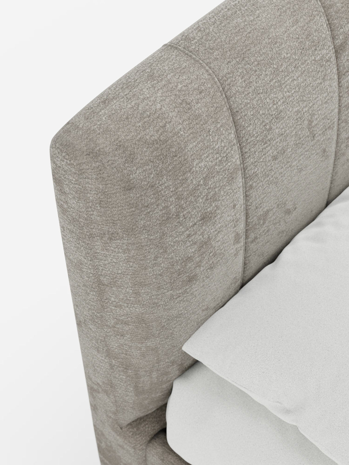 Primo piano del letto imbottito ONYX con contenitore e testiera verticale in tessuto certificato Oeko-Tex® di Letti.store, che mette in risalto la testiera dalla trama particolare, di colore taupe, con sottili cuciture e un aspetto morbido e moderno. L’immagine mostra l’angolo in alto a sinistra del letto con biancheria da letto di un bianco brillante.