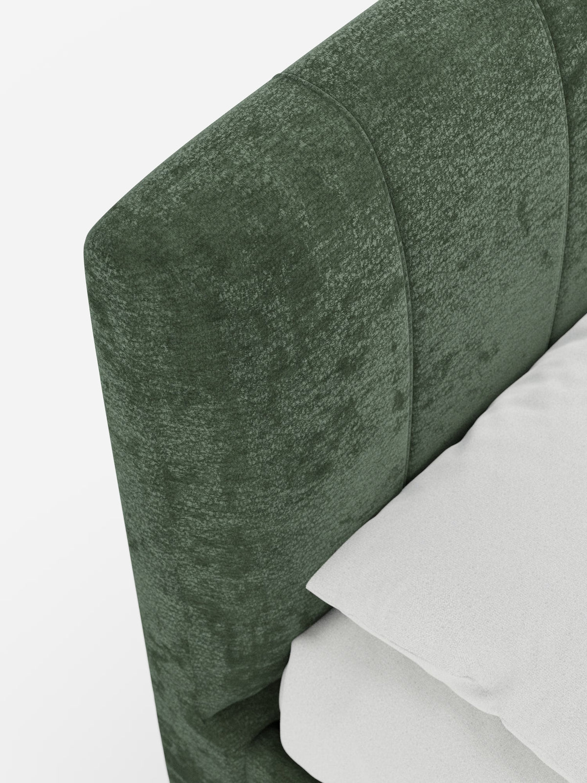 Primo piano del letto imbottito ONYX con vano contenitore e testiera verticale in tessuto certificato Oeko-Tex® di Letti.store, caratterizzato da una testiera imbottita dal verde intenso e dalla trama in rilievo, con cuciture verticali. Sul materasso sono visibili un cuscino bianco e una parte di un copriletto bianco. Lo sfondo bianco a tinta unita mette in risalto il morbido tessuto certificato e il colore intenso, che si abbina perfettamente a qualsiasi letto moderno.