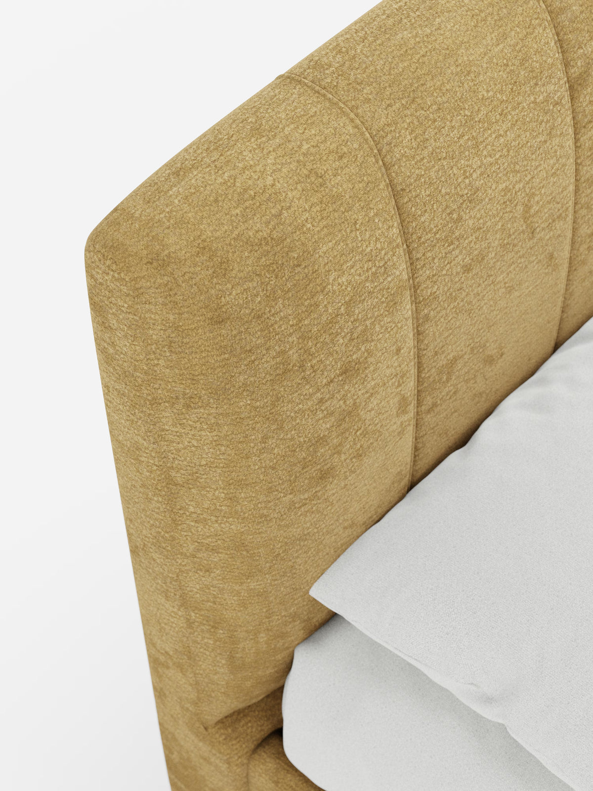Primo piano del letto imbottito ONYX di Letti.store, caratterizzato da una testiera imbottita in tessuto marrone chiaro, certificata Oeko-Tex®, con eleganti cuciture verticali. L'angolo di questo moderno letto contenitore è raffigurato ben rifatto, con cuscini e biancheria da letto di un bianco candido. Lo sfondo è bianco a tinta unita.