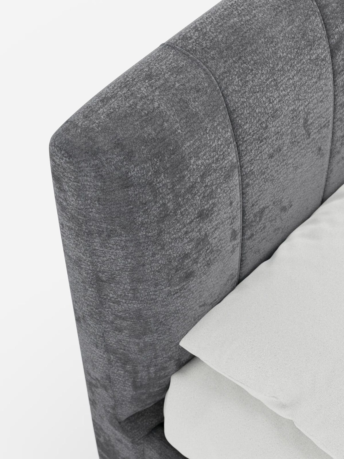 Primo piano del letto imbottito ONYX con contenitore e testiera verticale in tessuto certificato Oeko-Tex® di Letti.store, che mette in risalto la testiera imbottita grigio scuro con texture e cuciture verticali, accanto a un letto ben rifatto con cuscino bianco e biancheria da letto su uno sfondo chiaro, incarnando lo stile elegante di un letto moderno.