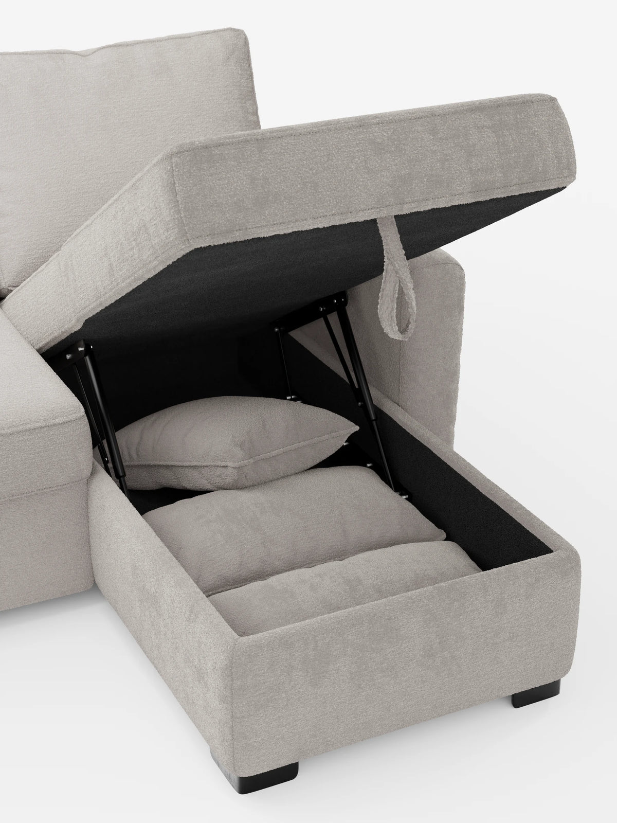 Il divano letto Ottaviano con chaise longue estraibile - penisola reversibile e contenitore in tessuto materico smacchiabile è un divano componibile in tessuto beige dotato di una chaise longue con vano portaoggetti a vista, che rivela due cuscini coordinati all’interno del vano rivestito di nero.