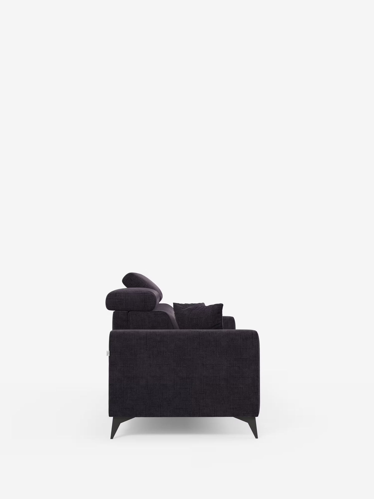 Vista laterale del divano letto matrimoniale Pegaso di Divani.Store, rivestito in moderno tessuto jacquard T22 di colore scuro e resistente alle macchie. Questo divano dal design contemporaneo è dotato di morbidi cuscini di seduta e schienale, un cuscino coordinato, poggiatesta regolabili e gambe nere angolate. Su uno sfondo bianco a tinta unita, mette in risalto le linee pulite e il design minimalista.