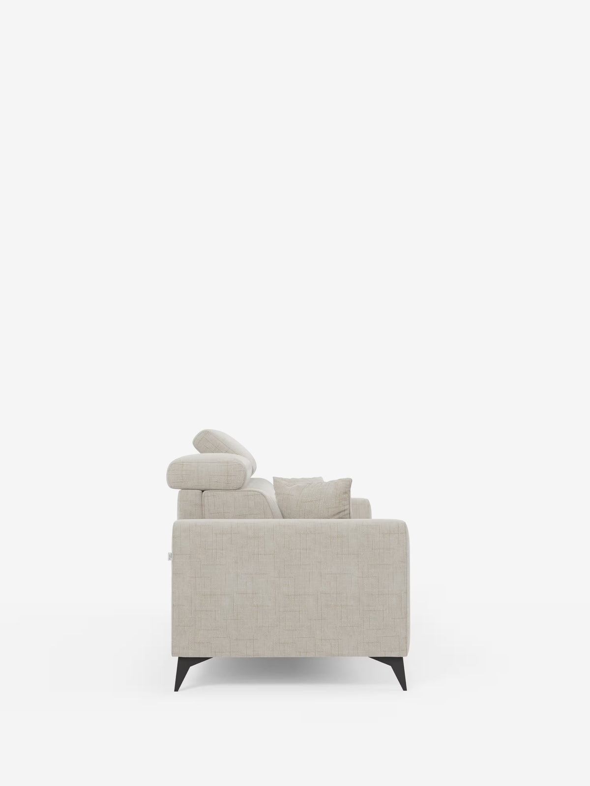 Una vista laterale del divano letto matrimoniale Pegaso di Divani.Store, rivestito in tessuto jacquard T22 beige chiaro e resistente alle macchie. Questo divano moderno presenta eleganti gambe angolari nere, un unico cuscino di seduta, un cuscino dello schienale e un bracciolo. Presentato su uno sfondo bianco a tinta unita per un effetto minimalista: ideale per chi è alla ricerca di un divano moderno di stile o di un elegante divano trasformabile con poggiatesta regolabili per il proprio salotto.