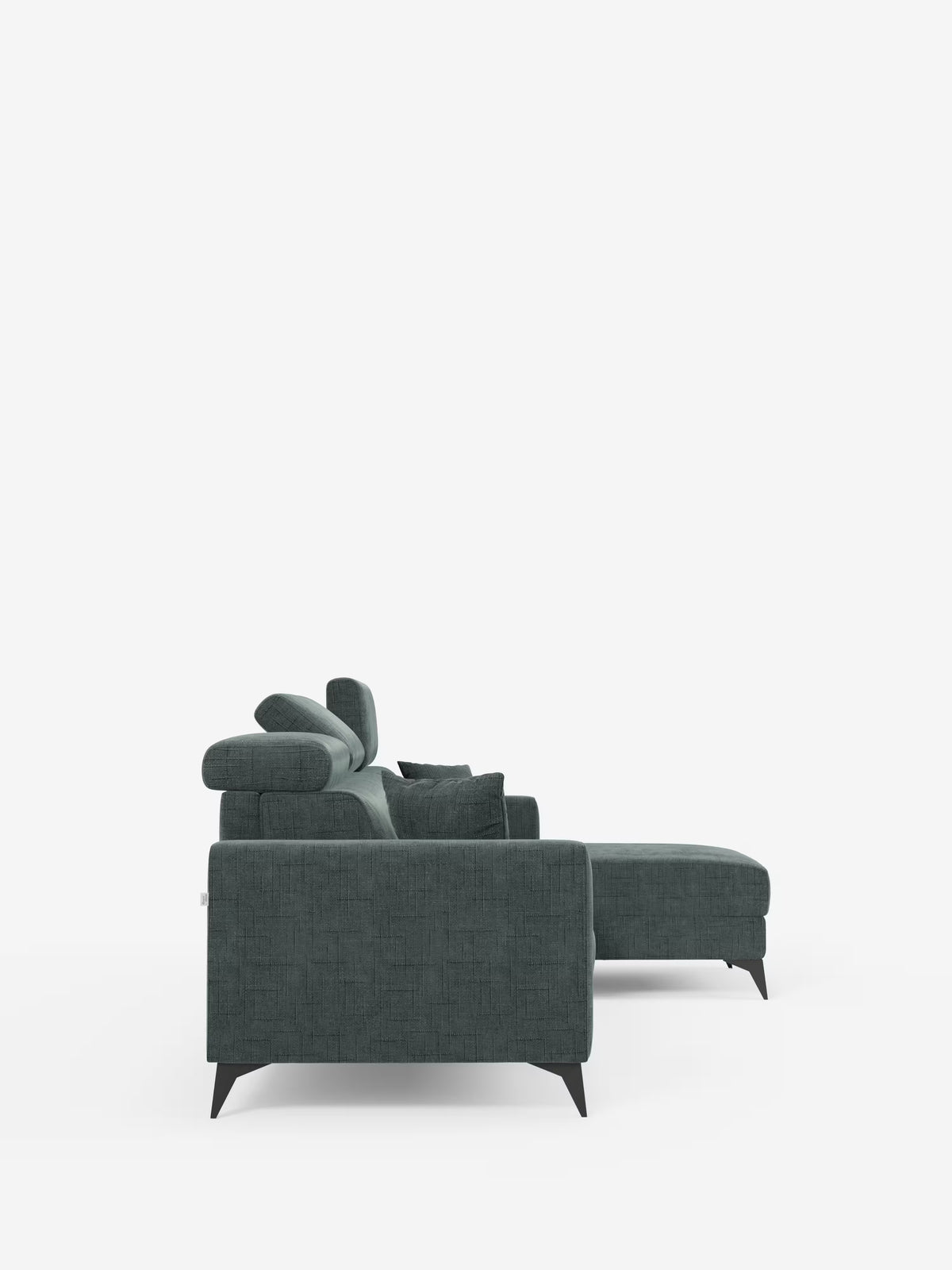 Una vista laterale del divano letto angolare Pegaso di Divani.Store, rivestito in tessuto jacquard T22 verde scuro antimacchia, caratterizzato da una chaise longue sul lato destro con vano portaoggetti, poggiatesta reclinabili, morbidi cuscini e gambe angolate nere, su uno sfondo bianco a tinta unita.