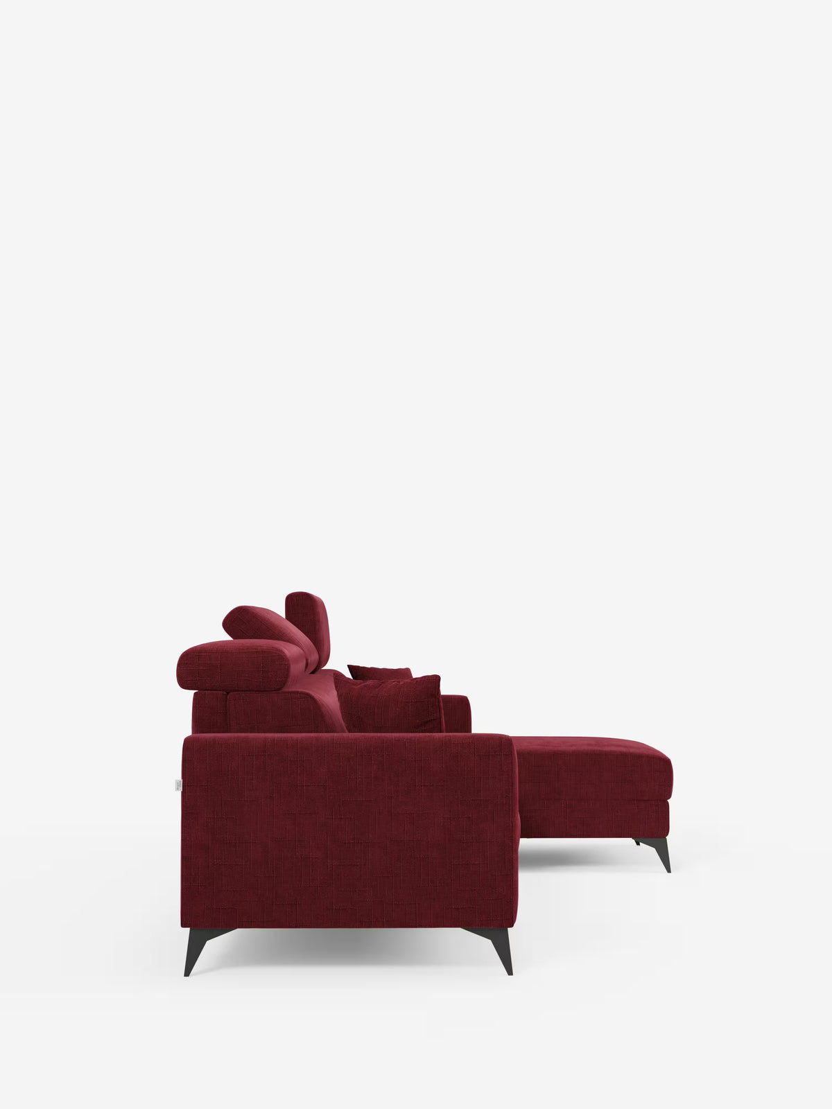 Il divano letto angolare Pegaso di Divani.Store, rivestito in tessuto jacquard T22 rosso scuro antimacchia, è raffigurato di profilo con una chaise longue estesa sulla destra, dotata di una pratica penisola contenitore e di gambe angolate nere. I poggiatesta reclinabili completano il suo design moderno, il tutto su uno sfondo bianco a tinta unita.