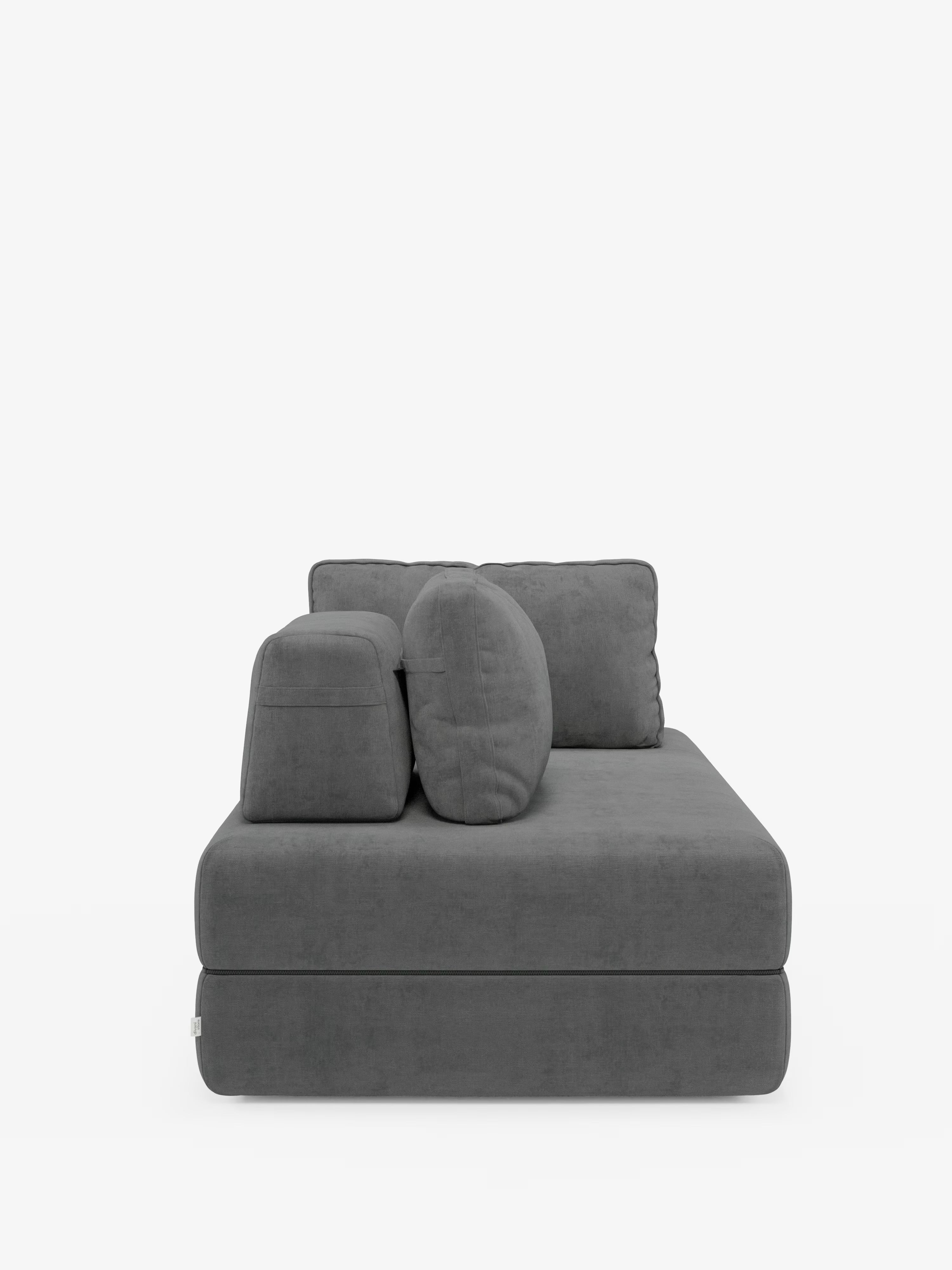 Un divano letto matrimoniale Rift in grigio scuro in stile contemporaneo, disponibile nelle versioni a 2 e 3 posti con schienali mobili, firmato Divani.Store, è raffigurato in una vista laterale su uno sfondo bianco a tinta unita. Questo divano letto è caratterizzato da morbidi cuscini, un profilo ribassato, un rivestimento in morbido tessuto T31 antimacchia e due schienali regolabili con un materasso in memory foam alto 24 cm, che si integra perfettamente in qualsiasi ambiente minimalista o accogliente.