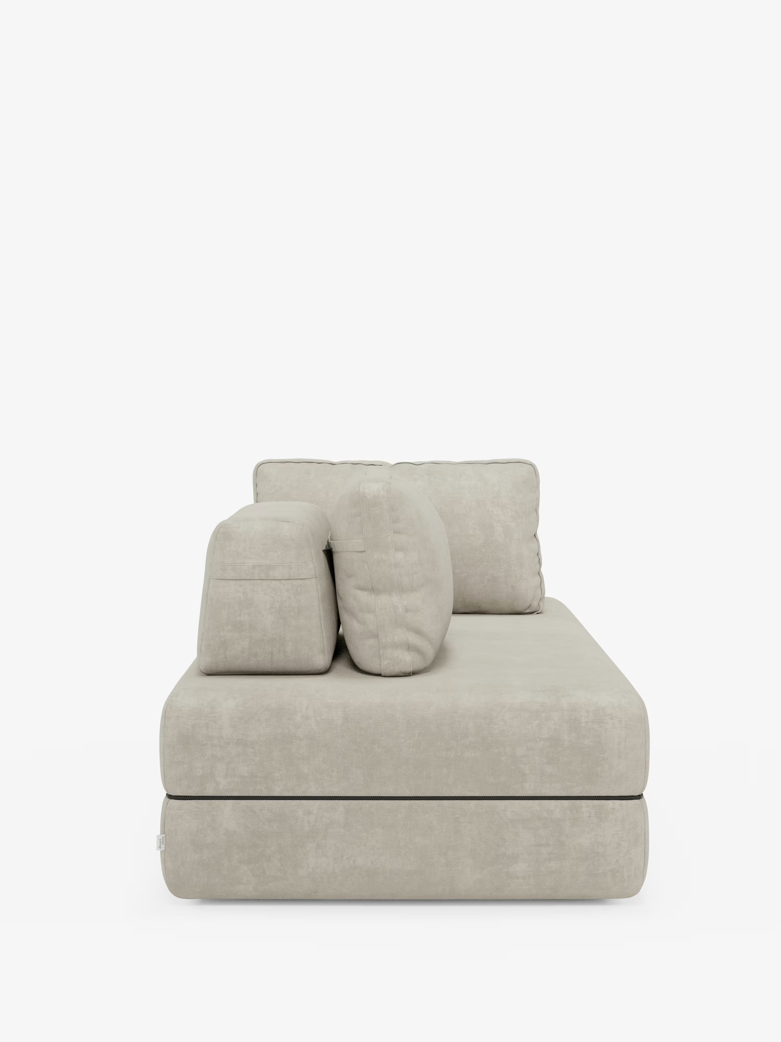 Un divano letto matrimoniale Rift in beige chiaro, disponibile nelle versioni a 2 e 3 posti con schienali mobili, firmato Divani.Store, caratterizzato da un ampio cuscino di seduta e due spessi cuscini dello schienale, è raffigurato su uno sfondo bianco. Questo divano letto vanta un design minimalista e squadrato con rivestimento in morbido tessuto T31 antimacchia e include un lussuoso materasso in memory foam alto 24 cm, perfetto per valorizzare qualsiasi ambiente con comfort e stile.