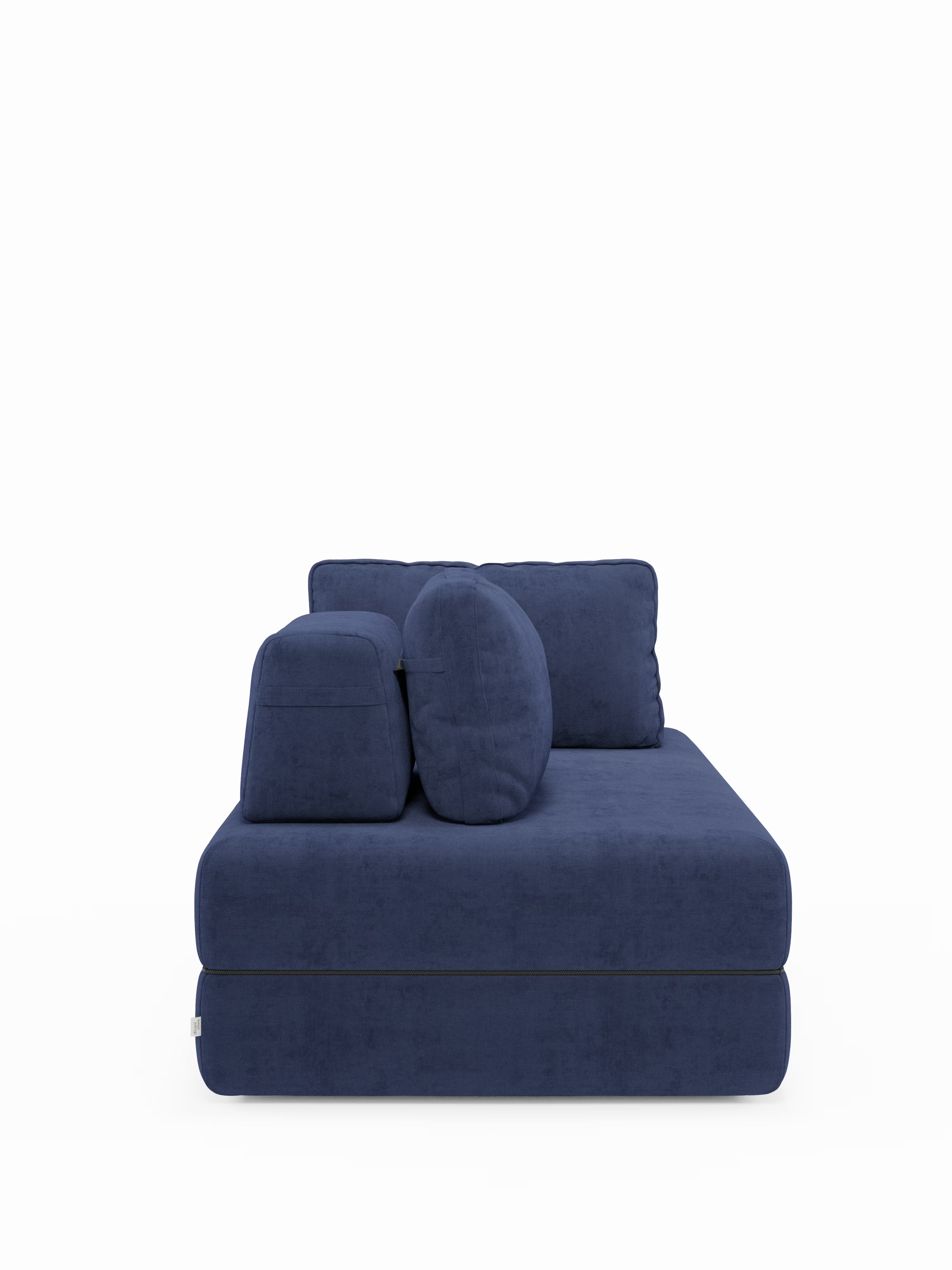 Un moderno divano letto matrimoniale Rift di Divani.Store in velluto blu scuro, caratterizzato da morbidi cuscini di seduta e schienale, è raffigurato di fronte su uno sfondo bianco. Questo divano letto a 2 o 3 posti presenta un design squadrato e dal profilo ribassato e, dal lato visibile, appare privo di braccioli. Il morbido tessuto opaco ne esalta il look contemporaneo, mentre il materasso in memory foam T31, alto 22 cm, offre un comfort eccezionale sia per sedersi che per dormire.