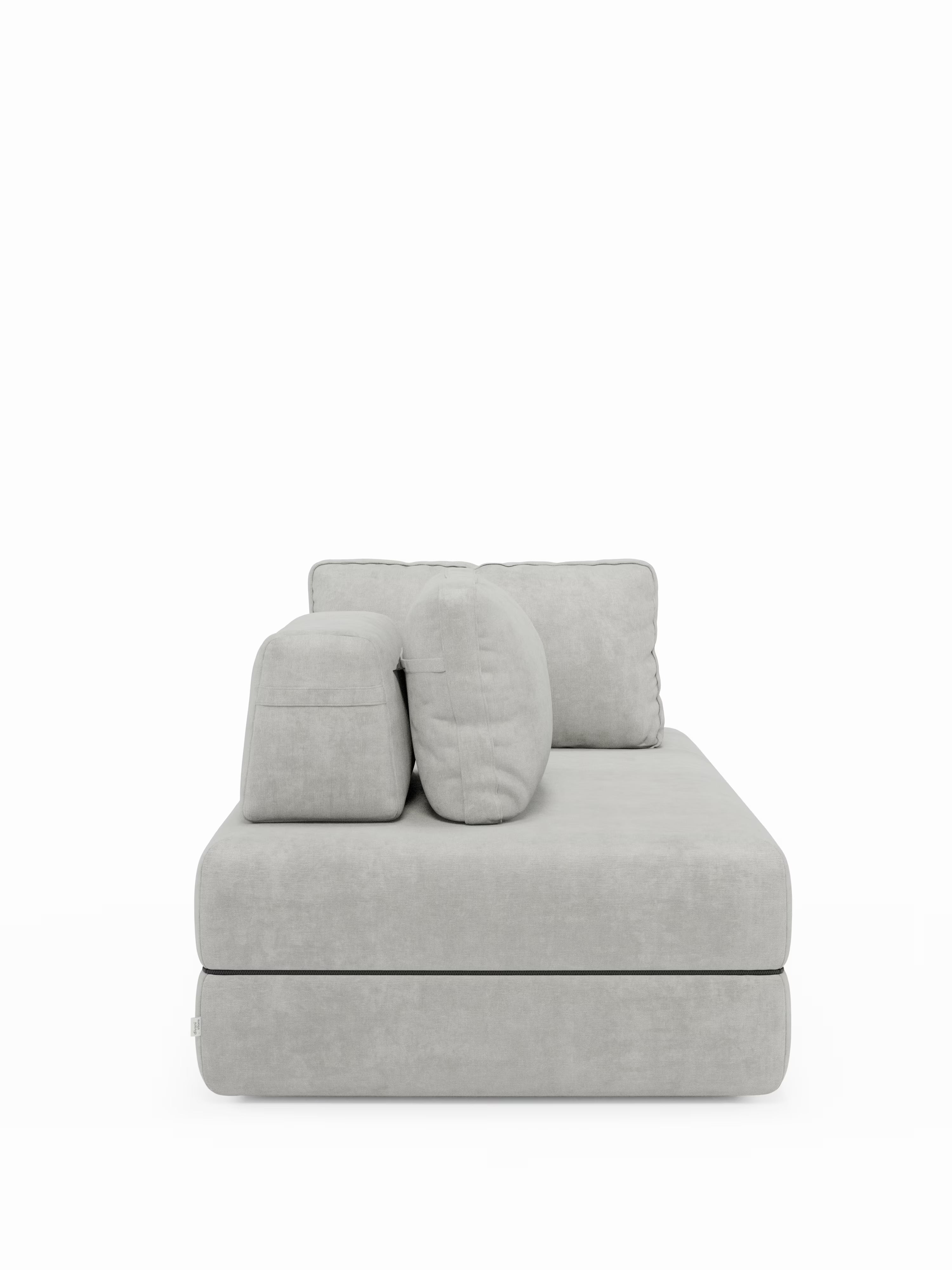 Il moderno divano letto matrimoniale Rift di Divani.Store, qui presentato in tessuto grigio chiaro, presenta un design minimalista e squadrato con due ampi schienali e un bracciolo. Rivestito in morbido tessuto, le sue linee pulite esaltano sia lo stile che il comfort. Con schienali mobili e un materasso in memory foam T31 alto 22 cm, questo divano modulare a 2 o 3 posti garantisce un sonno riposante senza rinunciare all’eleganza contemporanea sullo sfondo bianco.