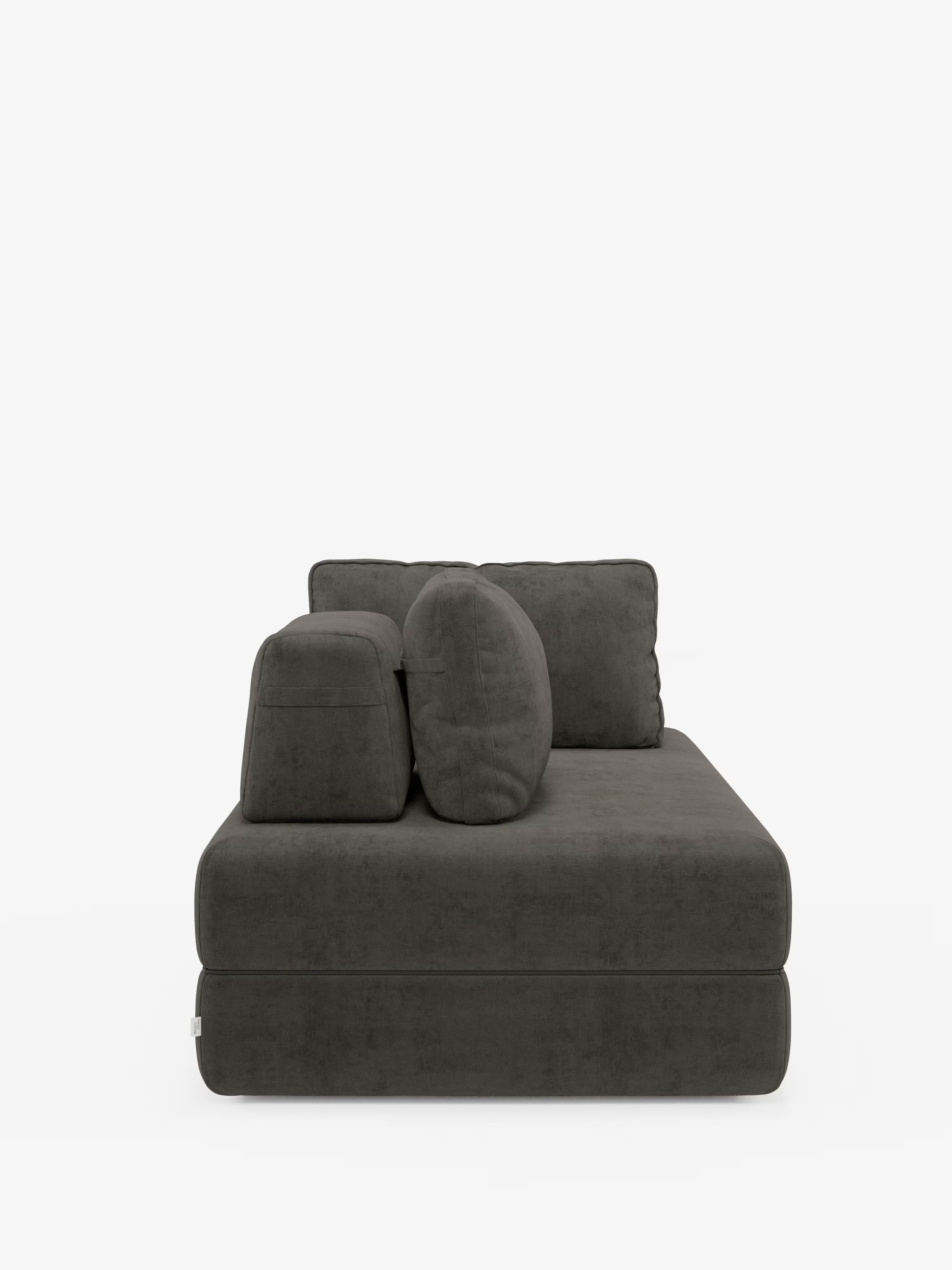 Un divano letto matrimoniale Rift grigio scuro a 2 e 3 posti con schienali mobili di Divani.Store, dotato di un bracciolo sinistro e due cuscini generosi; schienale e seduta imbottiti in tessuto T31 antimacchia con un materasso in memory foam alto 24 cm, su uno sfondo bianco a tinta unita.