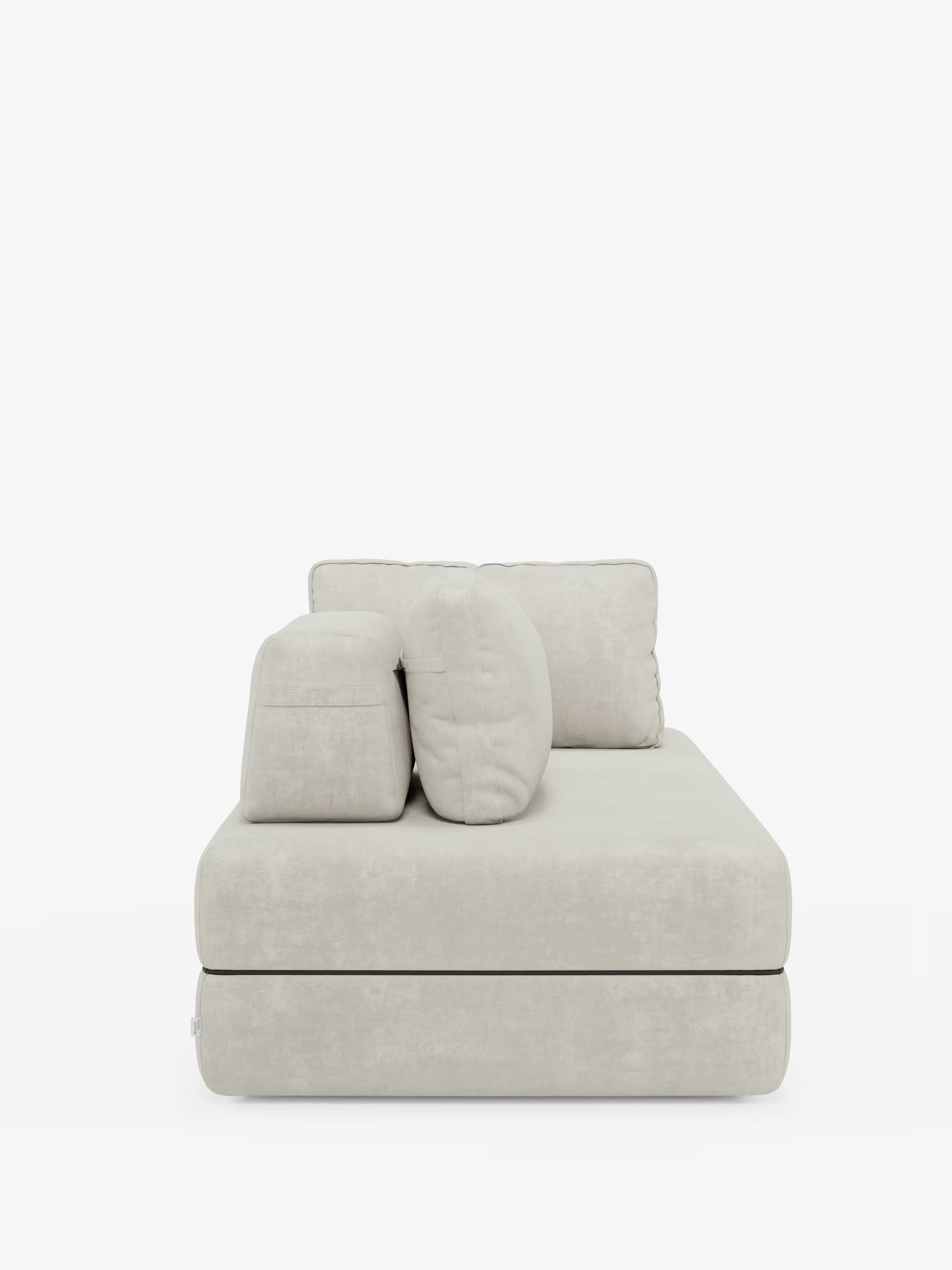 Su uno sfondo bianco a tinta unita spicca il divano letto matrimoniale Rift a 2 e 3 posti con schienali mobili di Divani.Store, una chaise longue moderna e minimalista in beige chiaro, caratterizzata da morbidi cuscini di seduta, schienale e laterali. Le sue linee pulite e il morbido rivestimento T31, smacchiabile e dalla texture particolare, creano un design accogliente, completato da un materasso in memory foam alto 24 cm, che lo rende la scelta ideale per qualsiasi ambiente contemporaneo.