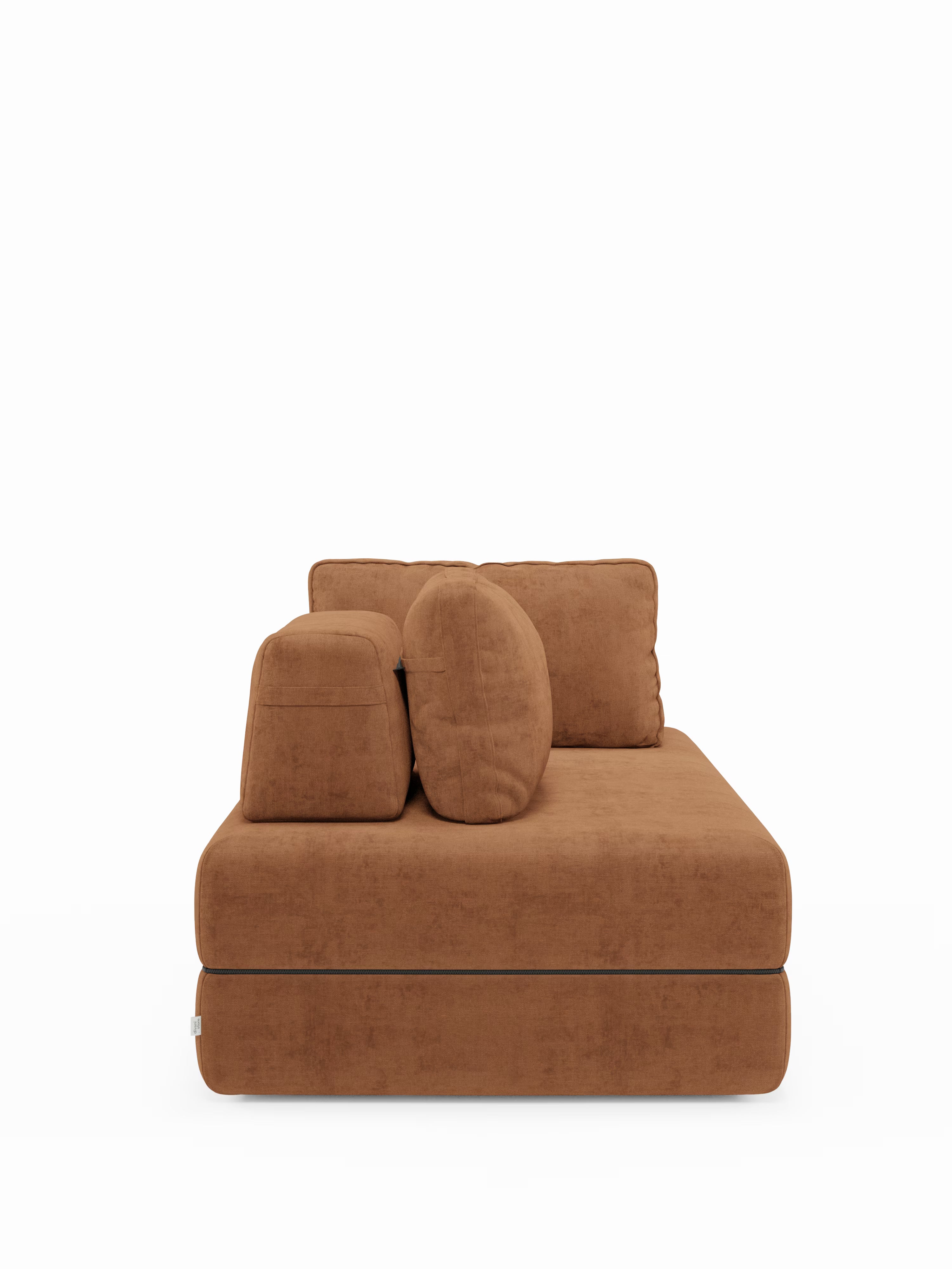 Vista laterale del divano letto matrimoniale Rift a 2 e 3 posti con schienali mobili di Divani.Store, rivestito in morbido tessuto marrone. Questo moderno divano modulare è caratterizzato da spessi cuscini di seduta e da due grandi cuscini schienali quadrati, con un materasso in memory foam T31 alto 22 cm, il tutto su uno sfondo bianco a tinta unita.