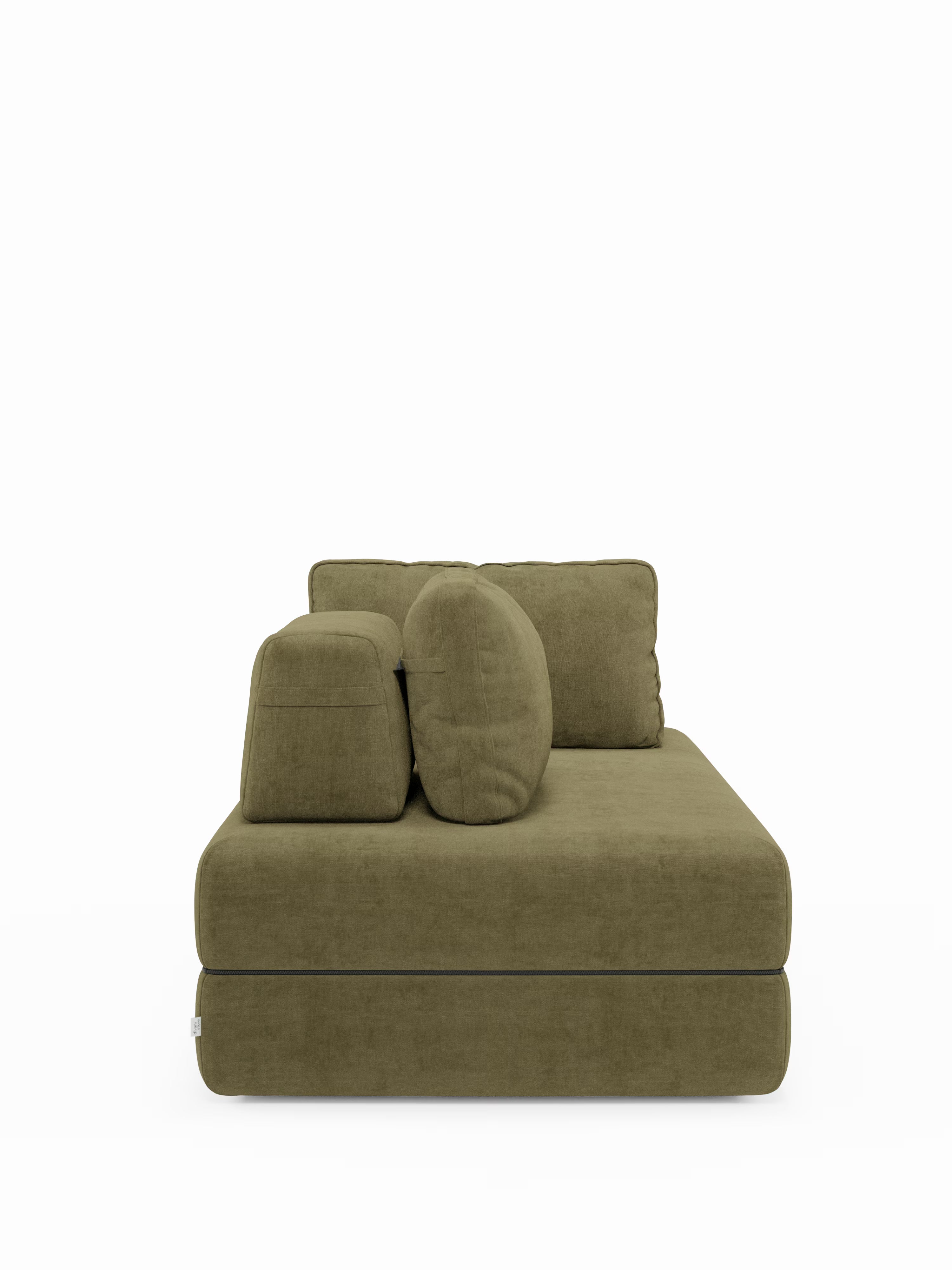 Ecco la frase riscritta utilizzando i dati del prodotto forniti: Il divano letto matrimoniale a 2 e 3 posti con schienali mobili "Rift" di Divani.Store è raffigurato di profilo, rivestito in morbido tessuto verde oliva con cuscini spessi e soffici e due cuscini quadrati sullo schienale. Caratterizzato da un profilo basso e moderno e da un materasso in memory foam alto 22 cm nella versione T31, questo divano risalta su uno sfondo bianco a tinta unita che ne esalta il colore e la forma contemporanea.