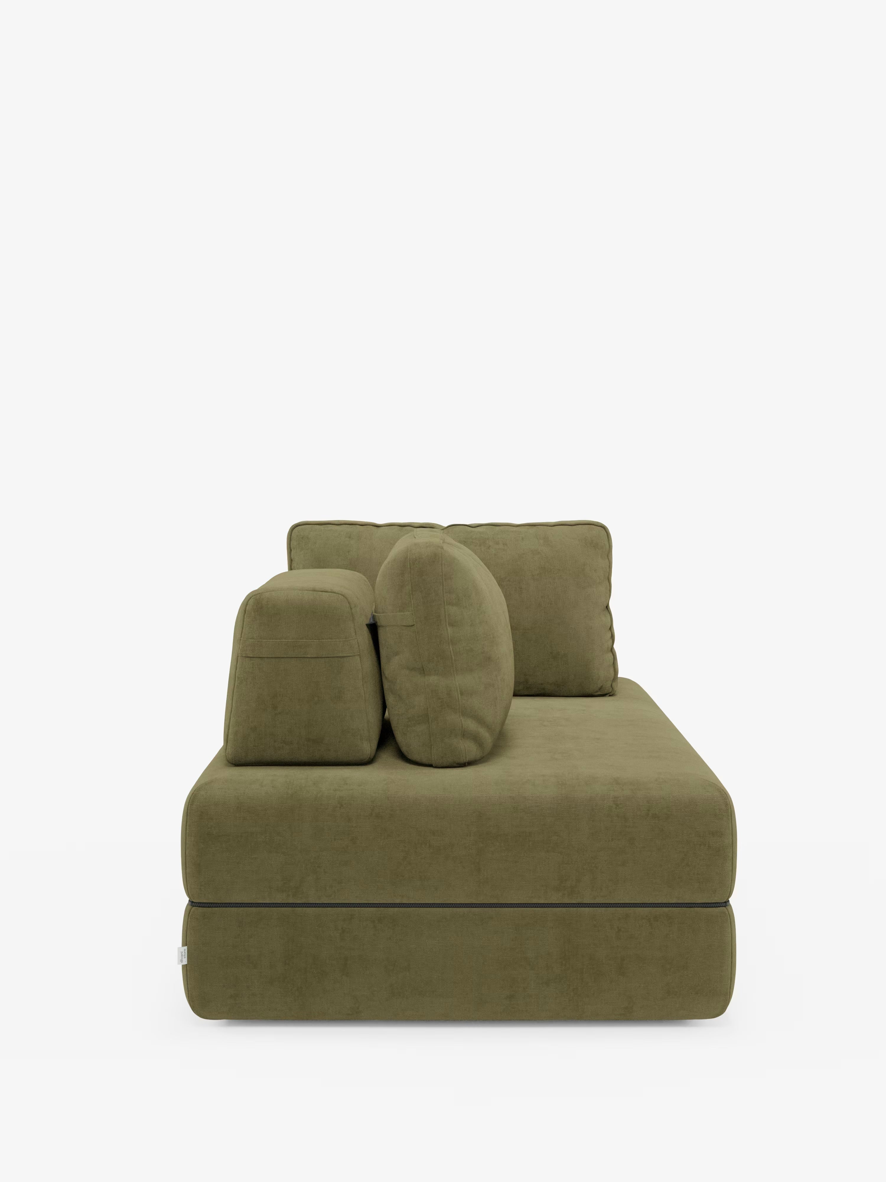 Un moderno divano letto matrimoniale Rift color verde oliva di Divani.Store, disponibile nella versione a 2 o 3 posti con schienali reclinabili e cuscini spessi e morbidi, fotografato di profilo su uno sfondo bianco a tinta unita. Caratterizzato da linee minimaliste e da un’estetica contemporanea, questo divano di design vanta un materasso in memory foam alto 24 cm rivestito in tessuto T31 resistente alle macchie, perfetto per valorizzare qualsiasi ambiente.