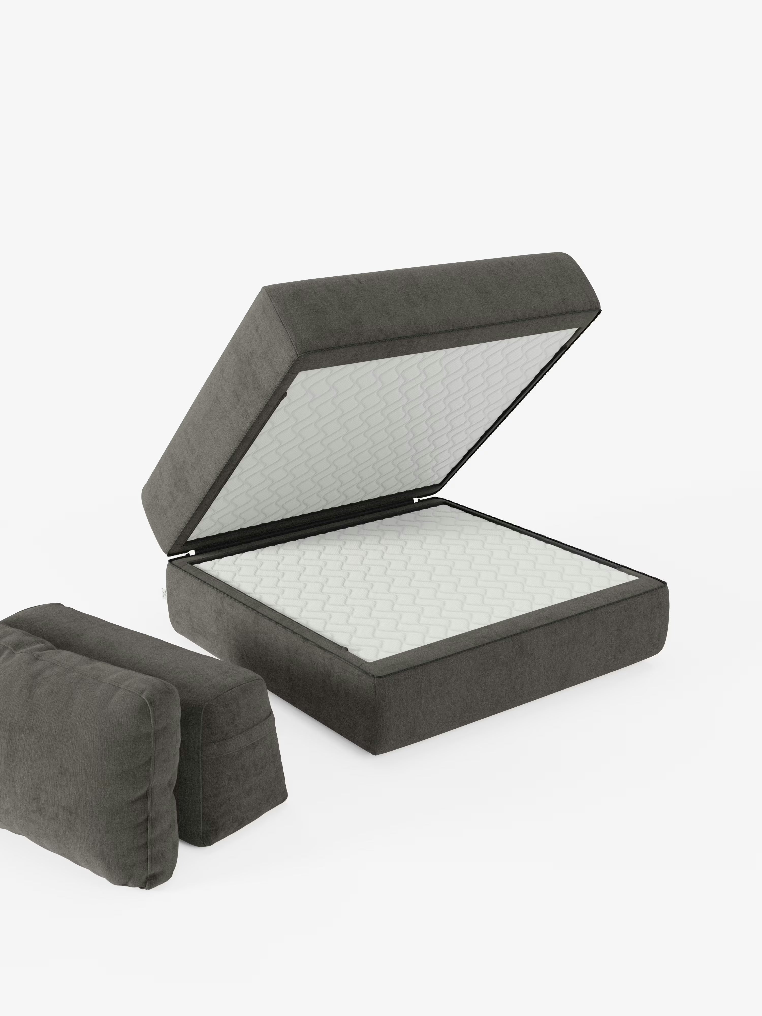 La poltrona letto Rift di Divani.Store è presentata nella versione modulare in tessuto grigio, caratterizzata da uno schienale mobile lasciato aperto per mostrare il materasso in memory foam alto 24 cm. Due cuscini grigi separati fungono da braccioli e sono posizionati nella parte anteriore, il tutto su uno sfondo bianco a tinta unita.