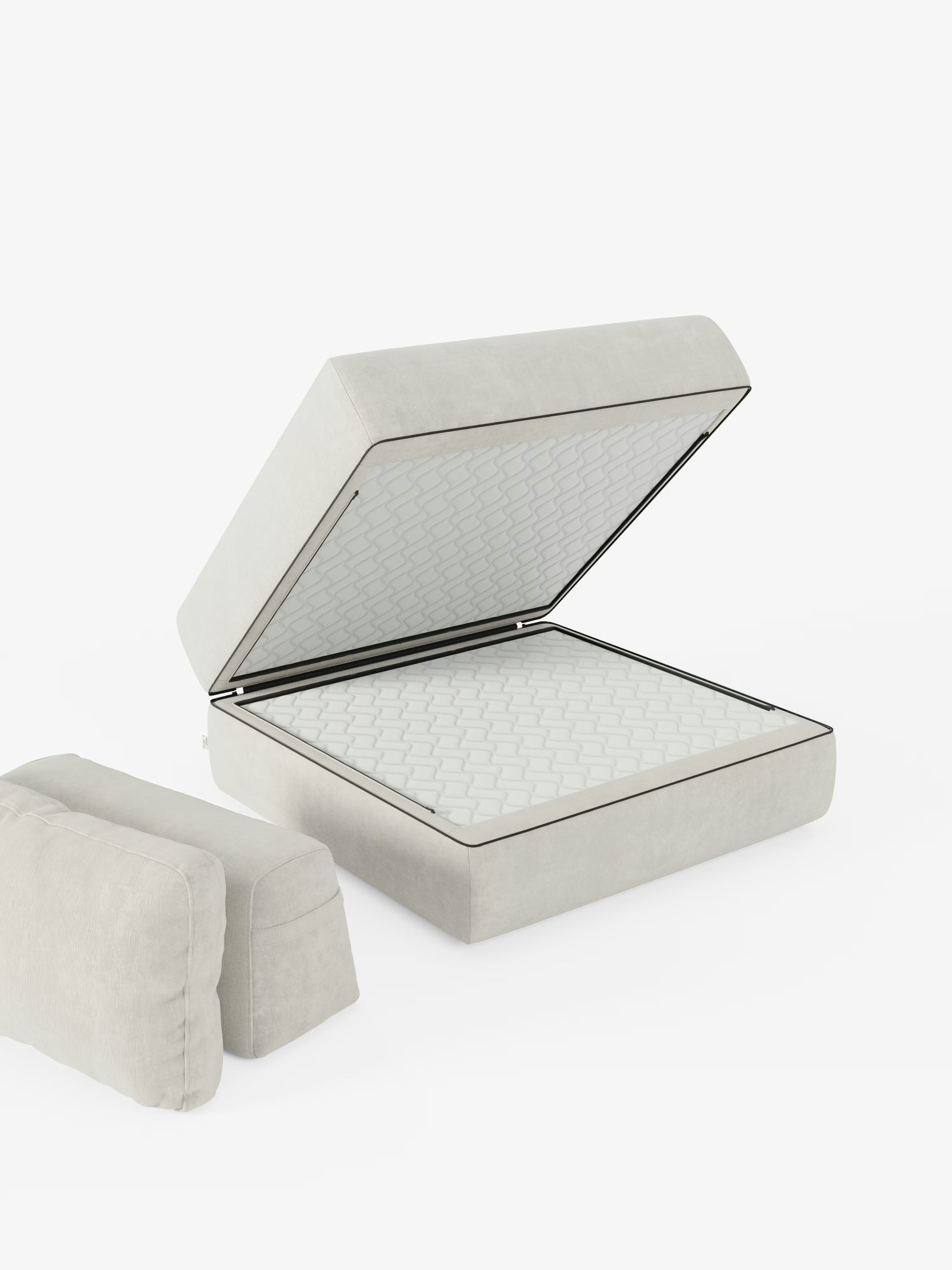 Una poltrona letto Rift di colore grigio chiaro di Divani.Store, dotata di un materasso in memory foam alto 24 cm e di un rivestimento T31 antimacchia, è raffigurata con la piattaforma del materasso sollevata per mostrare l’ampio vano contenitore interno. Lo schienale mobile e la testiera imbottita o il cuscino coordinati sono esposti accanto al letto su uno sfondo bianco, con il coperchio tenuto aperto da una cerniera metallica per facilitarne l’accesso.