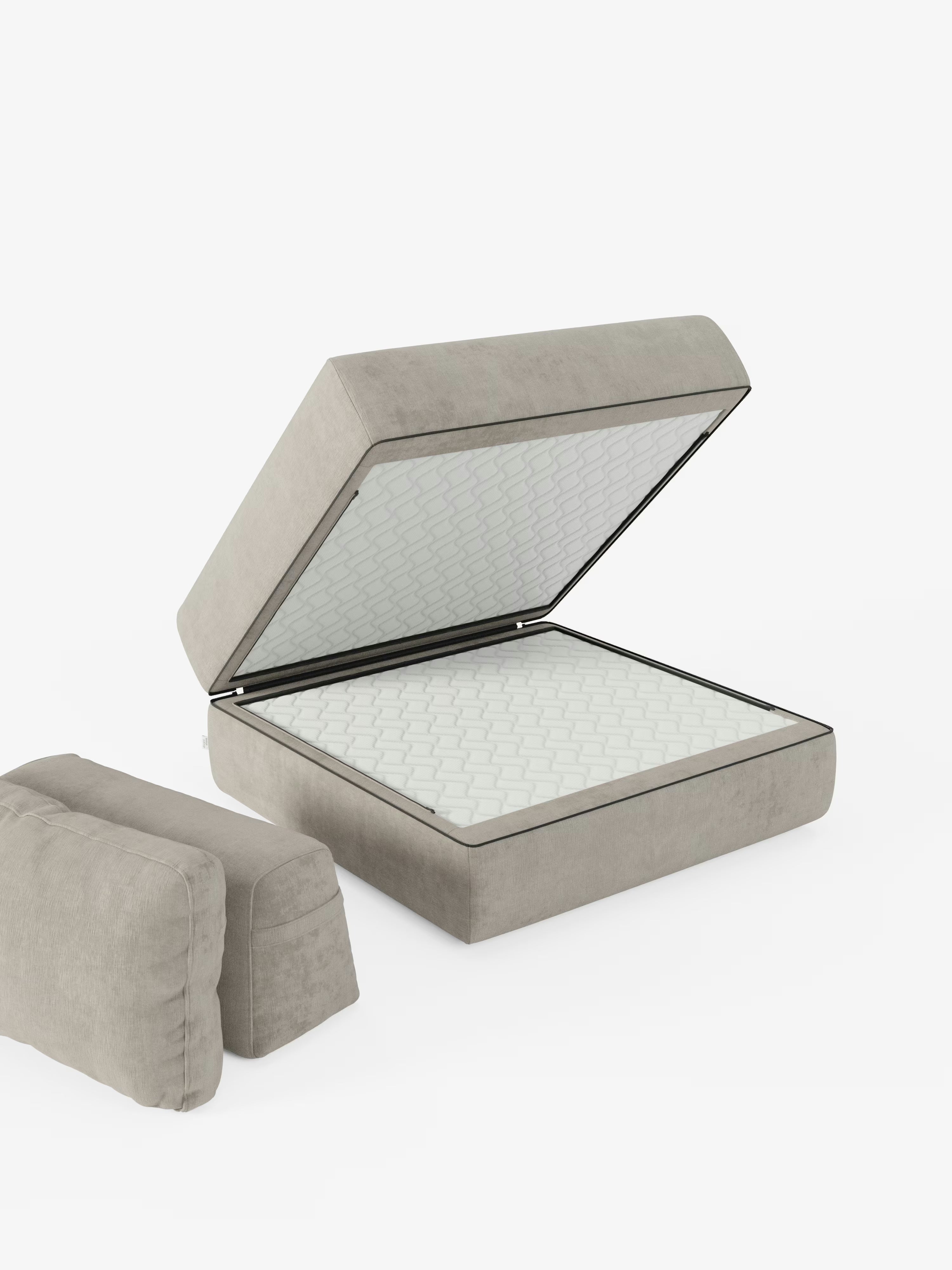 La poltrona letto Rift con materasso alto 24 cm e memory foam di Divani.Store è raffigurata con rivestimento grigio chiaro, con la parte superiore sollevata per mostrare il materasso trapuntato bianco. Due cuscini coordinati in tessuto grigio sono posizionati accanto alla poltrona su uno sfondo bianco a tinta unita, sottolineandone il design versatile con schienale orientabile e tessuto T31 facile da pulire, per un look moderno.