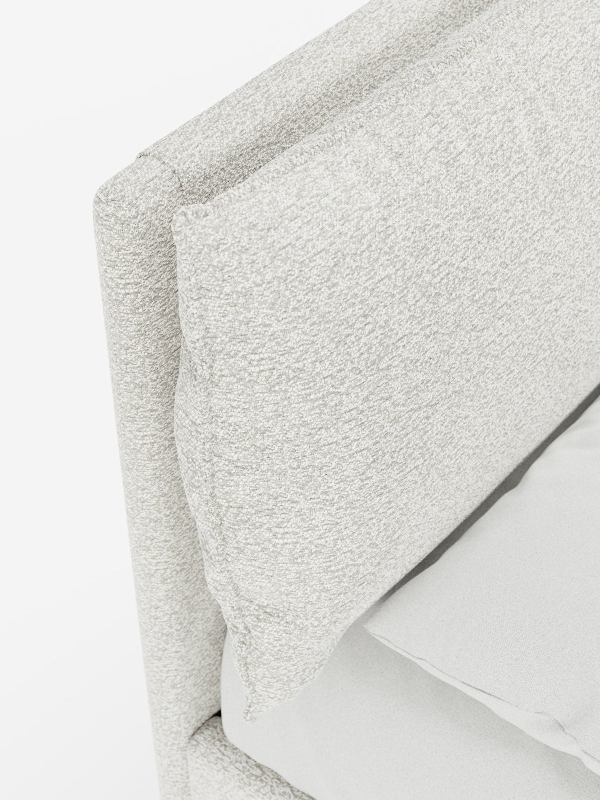 Primo piano del letto imbottito ZAYRON con contenitore e morbidi cuscini regolabili di Letti.store, rivestito in tessuto grigio chiaro certificato Oeko-Tex®. L'immagine mette in risalto la moderna testiera imbottita e una parte del materasso, con il materiale morbido e testurizzato che spicca su uno sfondo bianco a tinta unita.
