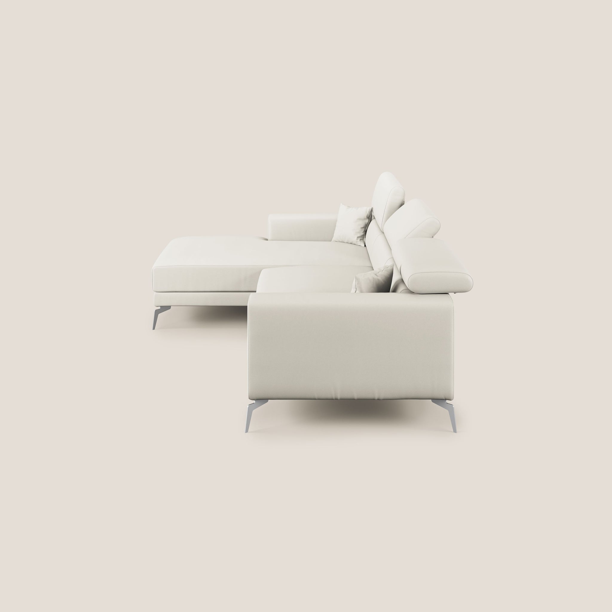 Un'immagine minimalista presenta il "Blade Divano moderno angolare sinistro" di Divani.Store, un divano componibile moderno con chaise longue in una tonalità beige chiaro su uno sfondo coordinato. Il materiale Ecopelle T04 BIANCO si abbina elegantemente a gambe metalliche lisce e tre soffici cuscini bianchi, evidenziando linee pulite e semplicità per un aspetto elegante.