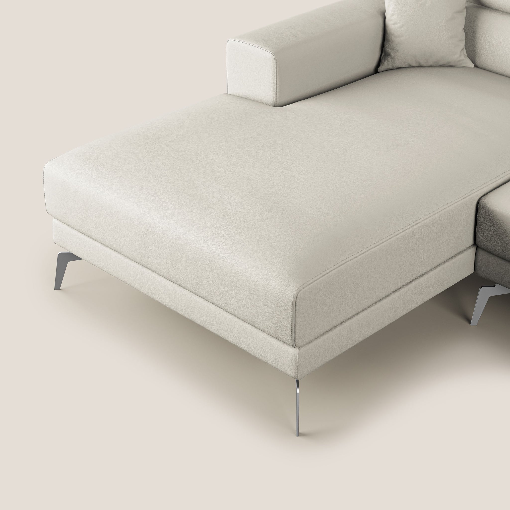 La chaise longue Blade di Divani.Store, una moderna sezione angolare sinistra da 250 cm, è presentata in beige chiaro su uno sfondo semplice. Presenta linee pulite e braccioli quadrati, realizzata in similpelle impermeabile con tessuto liscio che ne accentua l'elegante struttura. Il design è completato da eleganti gambe in metallo e include un cuscino abbinato per un comfort maggiore.