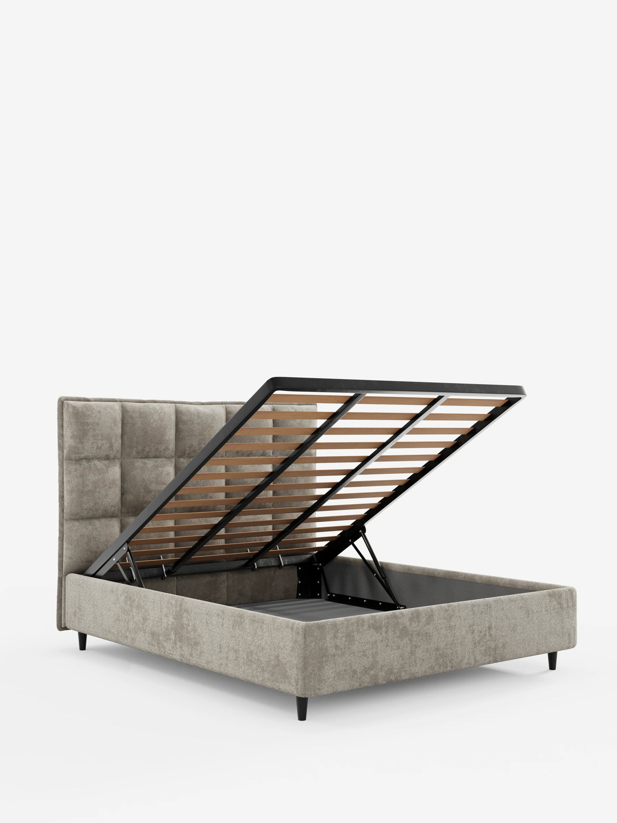 AURO: letto imbottito con vano contenitore e testiera alta capitonné in ciniglia Oeko-Tex®, caratterizzato da una testiera alta capitonné in tessuto marrone chiaro e da una rete a doghe in legno sollevata da un meccanismo metallico che consente di accedere a un vano contenitore.