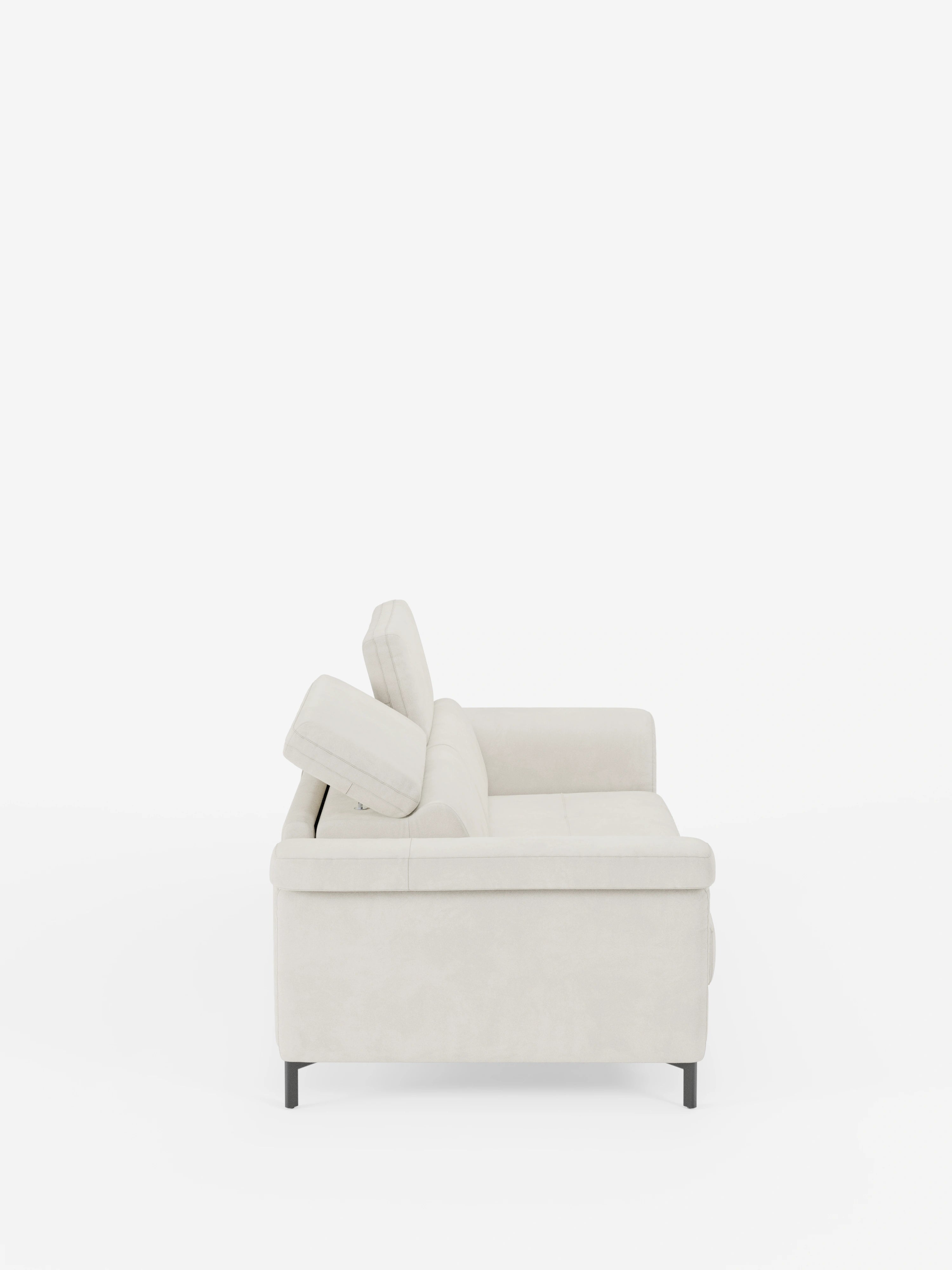 Scopri il divano letto di design Capri con piedini alti di Divani.Store, raffigurato in una vista laterale su sfondo bianco. Rivestito in raffinato tessuto effetto velluto smacchiabile T30, questo divano letto è dotato di due comodi cuscini di seduta e cuscini dello schienale verticali, completati da braccioli sottili e da eleganti gambe in metallo nero per un look minimalista. L’aggiunta di poggiatesta reclinabili e la meticolosa manifattura italiana garantiscono uno stile eccezionale e una lunga durata.