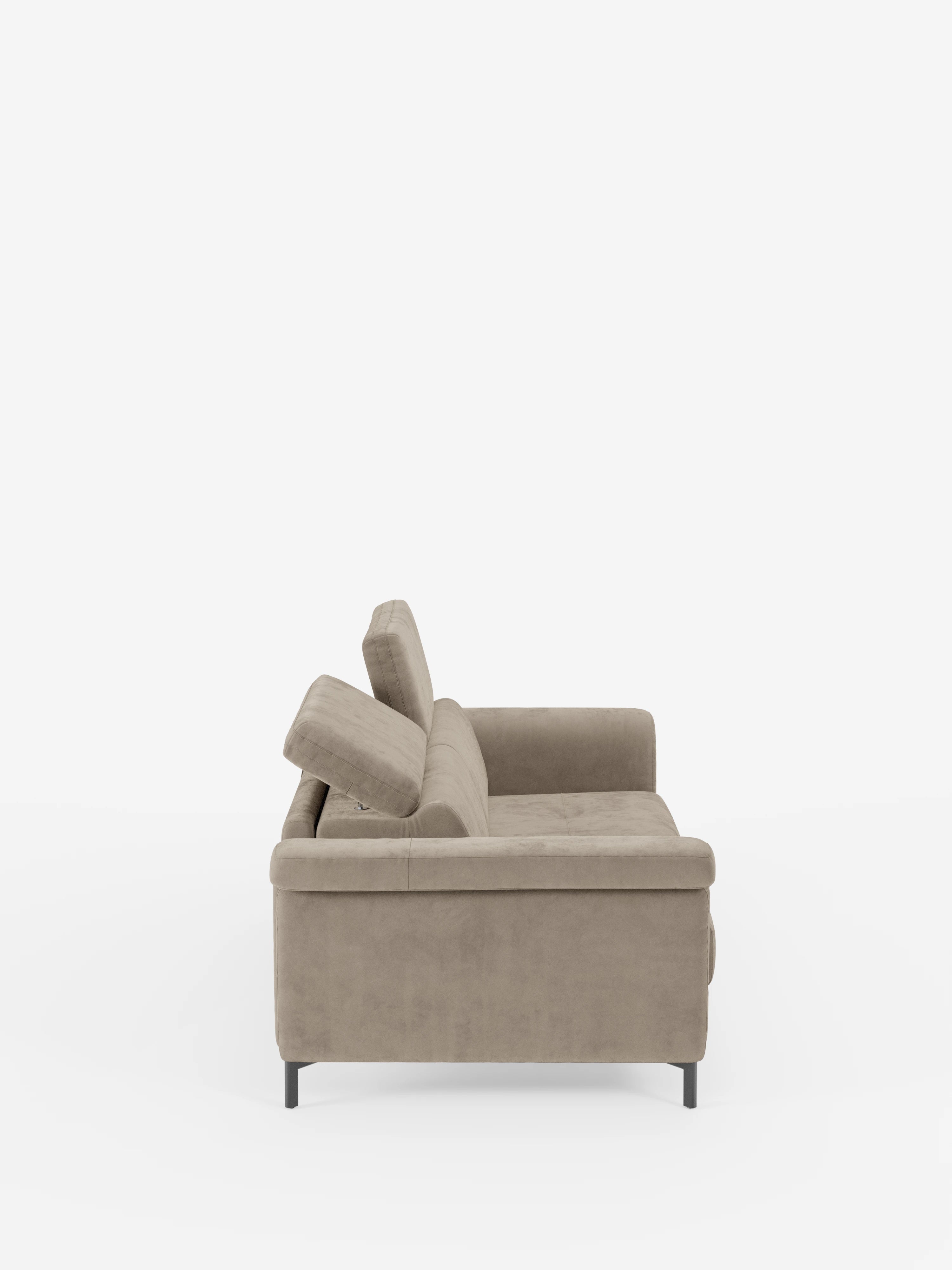 Vista laterale del divano letto di design Capri con piedini alti di Divani.Store, rivestito in elegante tessuto T30 effetto velluto, resistente alle macchie. Caratterizzato da poggiatesta regolabili e da sottili gambe nere, questo moderno divano letto mette in risalto la raffinata manifattura italiana su uno sfondo bianco a tinta unita, sottolineandone le linee pulite e lo stile contemporaneo.