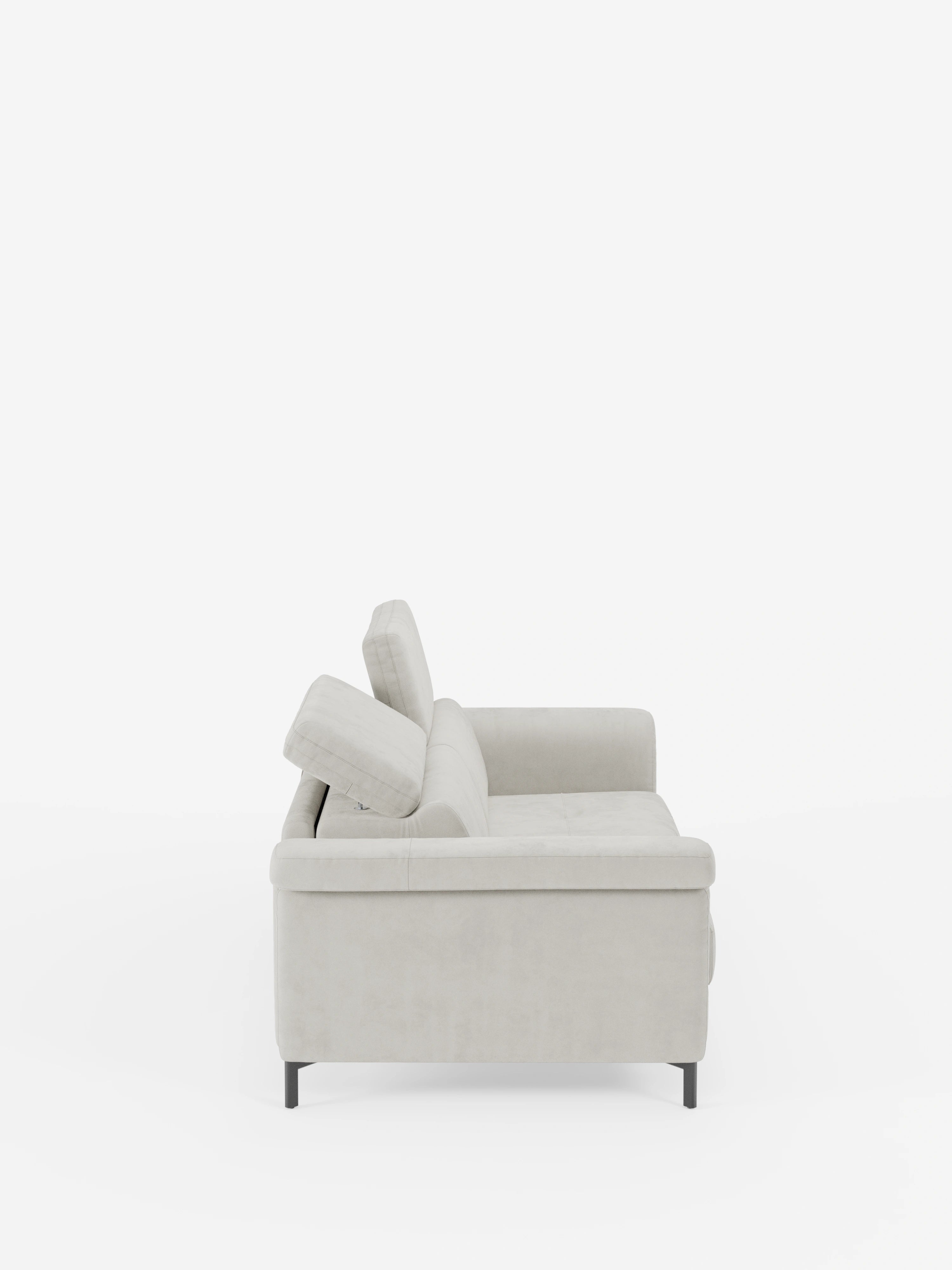 Una vista laterale del divano letto di design Capri con piedini alti di Divani.Store ne mette in risalto la silhouette moderna, in beige chiaro, con due cuscini dello schienale e sottili gambe nere, su uno sfondo bianco a tinta unita. Realizzato nel vero stile della manifattura italiana, questo divano presenta linee pulite, un design minimalista e un raffinato tessuto T30 effetto velluto antimacchia con poggiatesta regolabili, ideale per gli interni contemporanei.