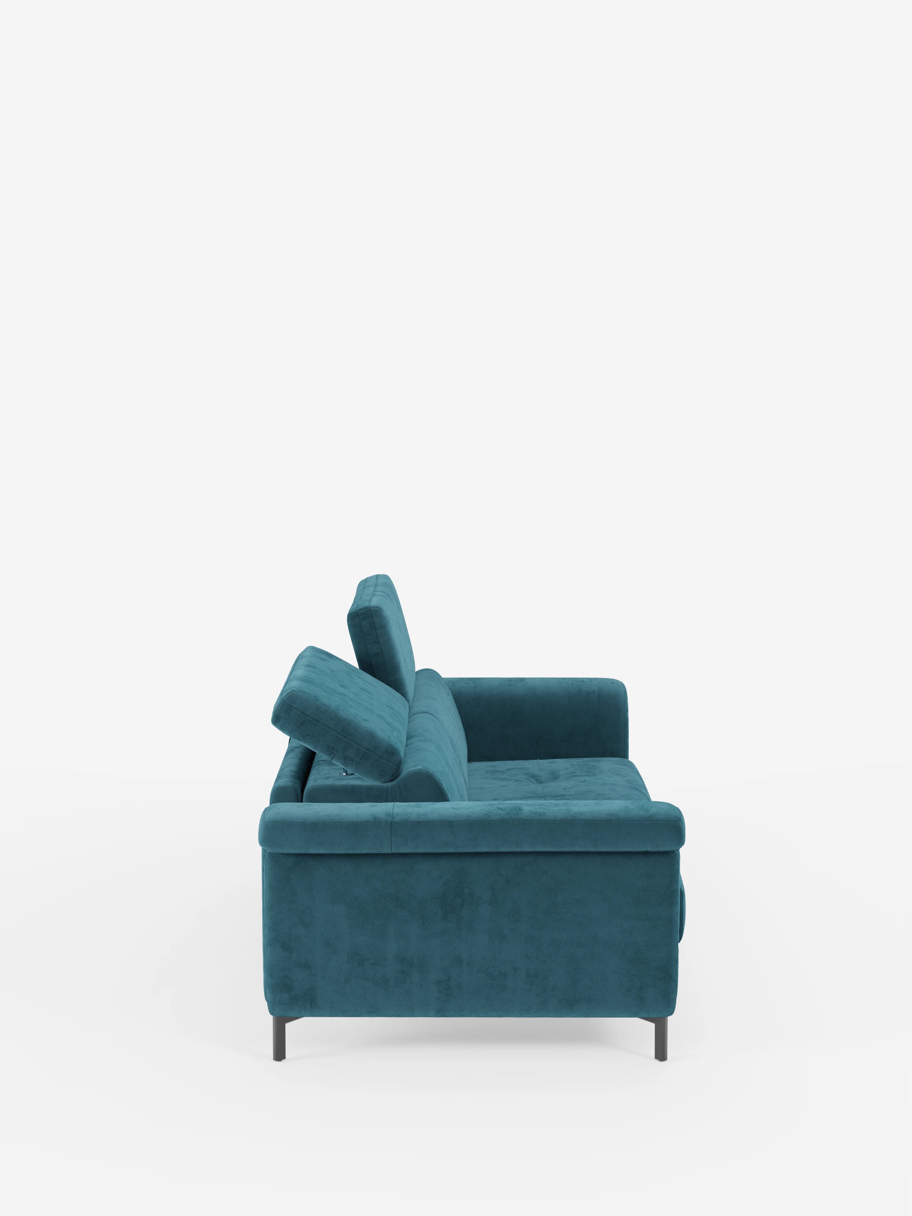 Un divano letto di design contemporaneo color verde acqua “Capri” di Divani.Store, rivestito in raffinato tessuto T30 effetto velluto antimacchia (tessuto effetto velluto smacchiabile), è raffigurato in una vista laterale su uno sfondo bianco a tinta unita. Questo divano letto è caratterizzato da gambe alte, linee pulite e dritte, cuscini di seduta e schienale morbidi e spessi per un comfort ottimale, un materasso ad alta densità e poggiatesta reclinabili.