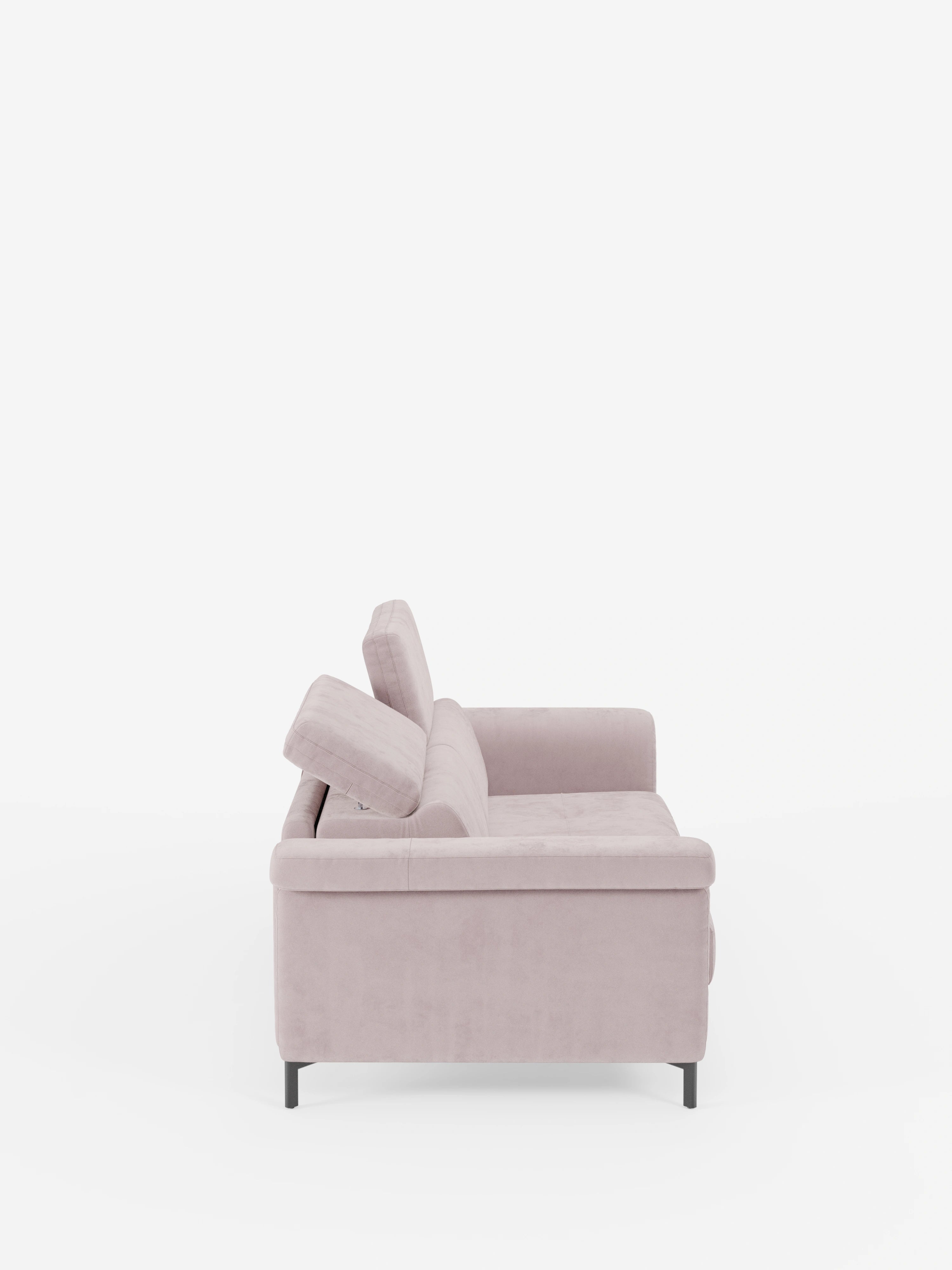 Vista laterale del divano letto di design Capri con piedini alti di Divani.Store, presentato in rosa chiaro con tre cuscini dello schienale angolati, sottili gambe nere e rivestito in raffinato tessuto effetto velluto T30 resistente alle macchie, su sfondo bianco.