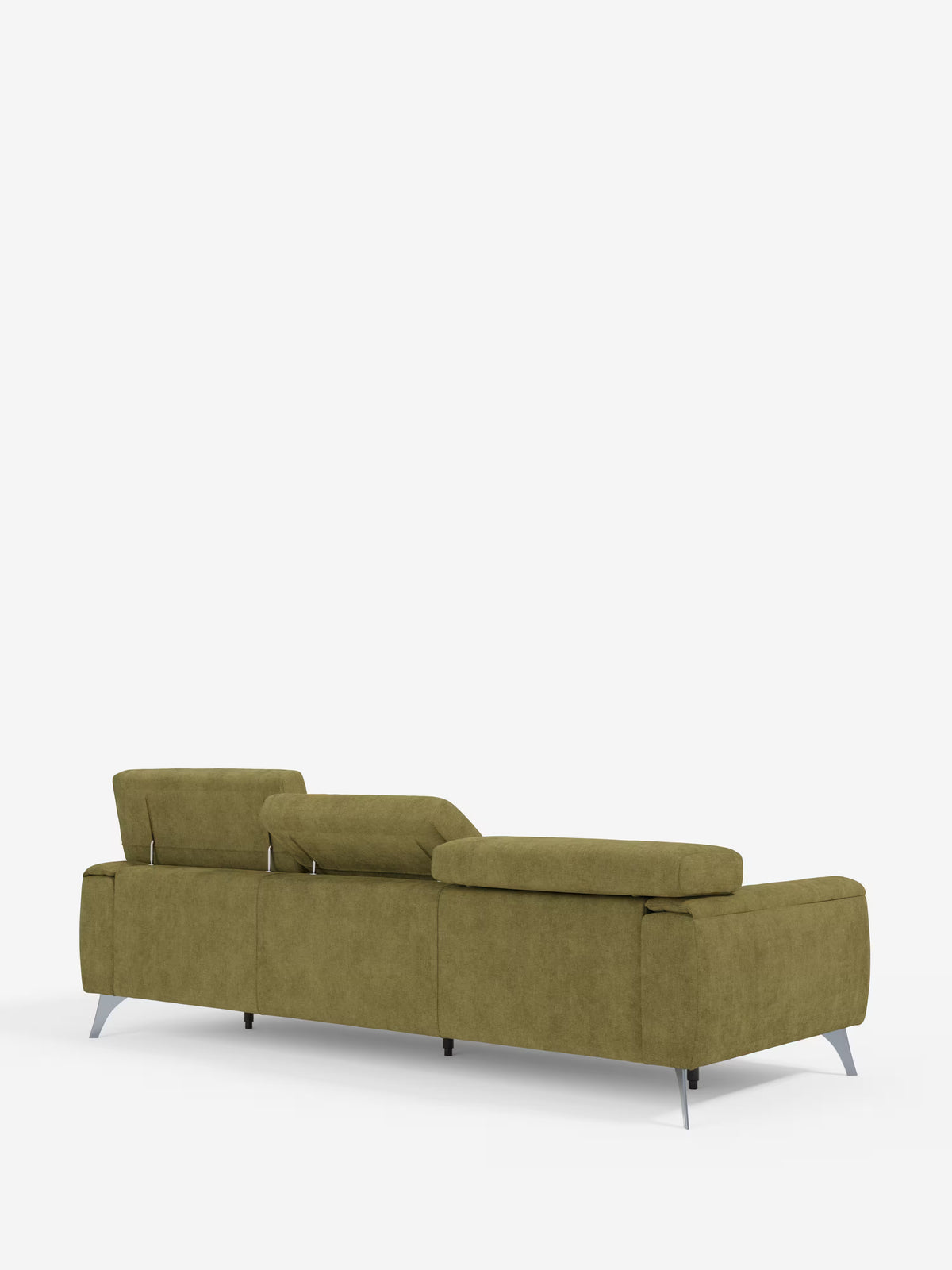 Il divano Caravaggio a 4 posti con tre sedute scorrevoli di Divani.Store è un divano moderno color verde oliva caratterizzato da tre poggiatesta reclinabili, gambe sottili in metallo e un design minimalista. Rivestito in tessuto T31 facile da pulire, questo divano offre sedute scorrevoli per un maggiore comfort e versatilità. Ripreso di profilo dal retro su uno sfondo bianco a tinta unita, mette in risalto le sue linee pulite e lo stile contemporaneo.