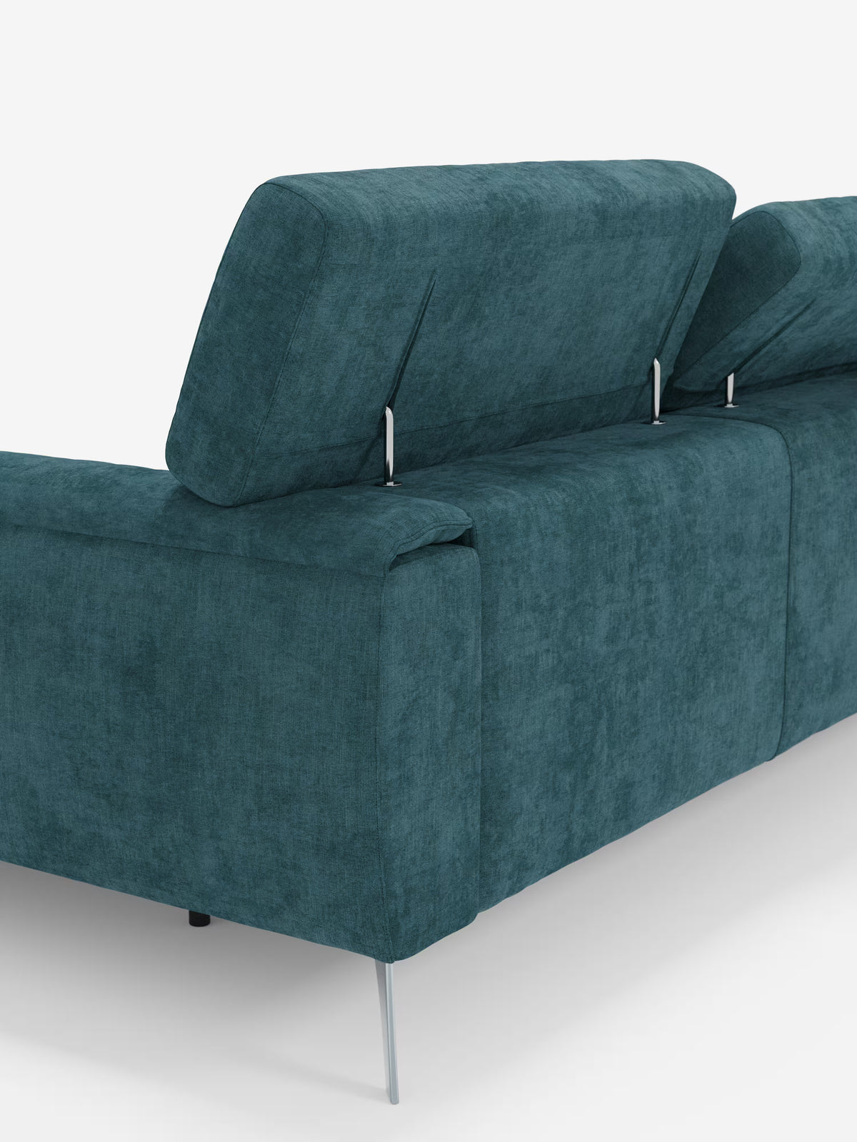 Il divano angolare Caravaggio con penisola e sedute scorrevoli in tessuto smacchiabile T31 di Divani.Store è raffigurato di retro, mettendo in risalto il suo moderno rivestimento in tessuto color verde acqua, gli schienali regolabili, le sottili gambe in metallo e il design contemporaneo dalle linee pulite su uno sfondo bianco.