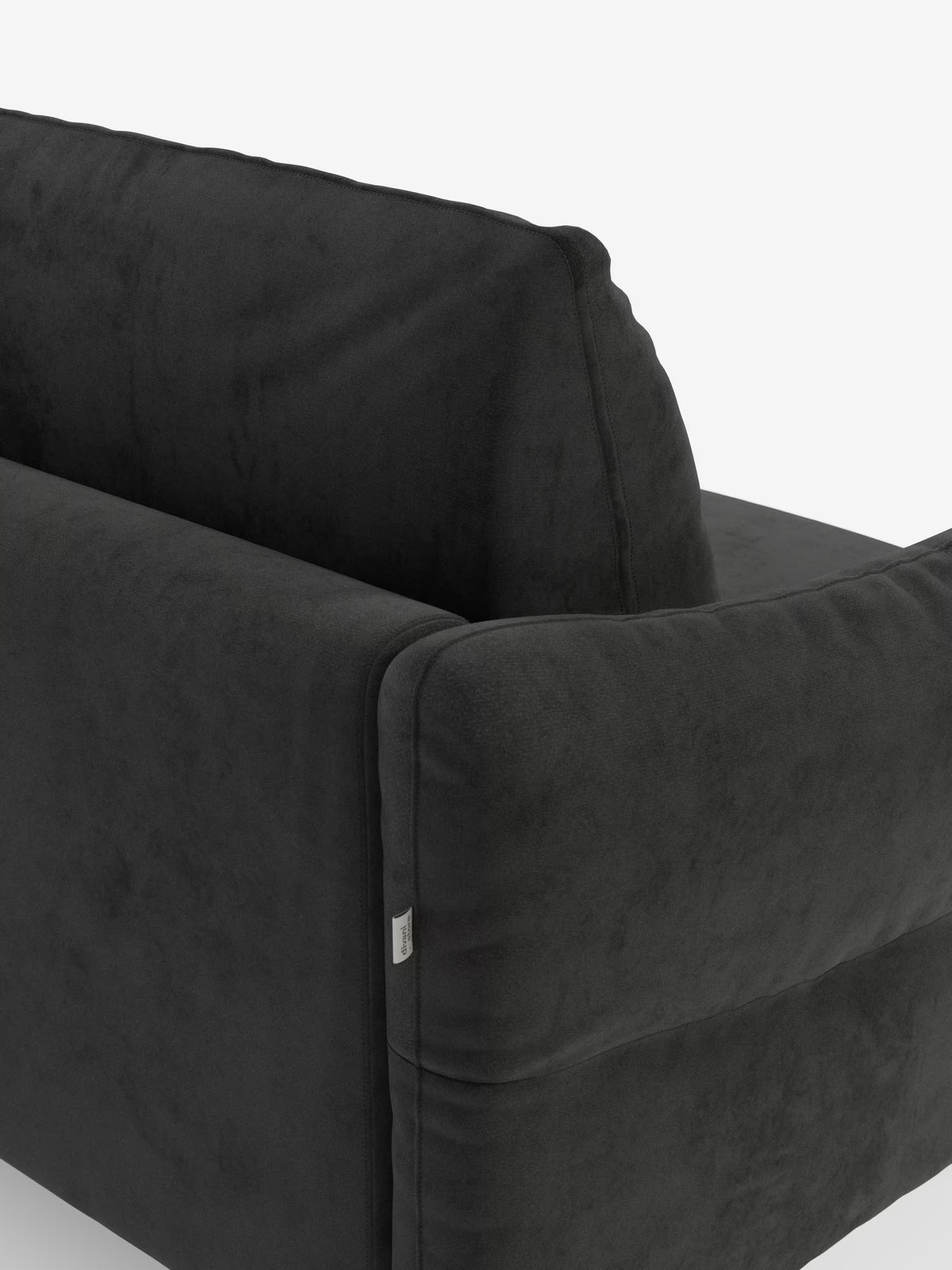 Primo piano del divano letto Dalia a 2, 3 e 4 posti con materasso H18 di Divani.Store, che mette in risalto il tessuto T30, un moderno vellutino nero smacchiabile, presente sullo schienale, sui braccioli e su parte del cuscino. Il rivestimento presenta una consistenza morbida con una piccola etichetta bianca sulla cucitura del bracciolo. Questo elegante divano letto unisce comfort ed eleganza su uno sfondo bianco a tinta unita.