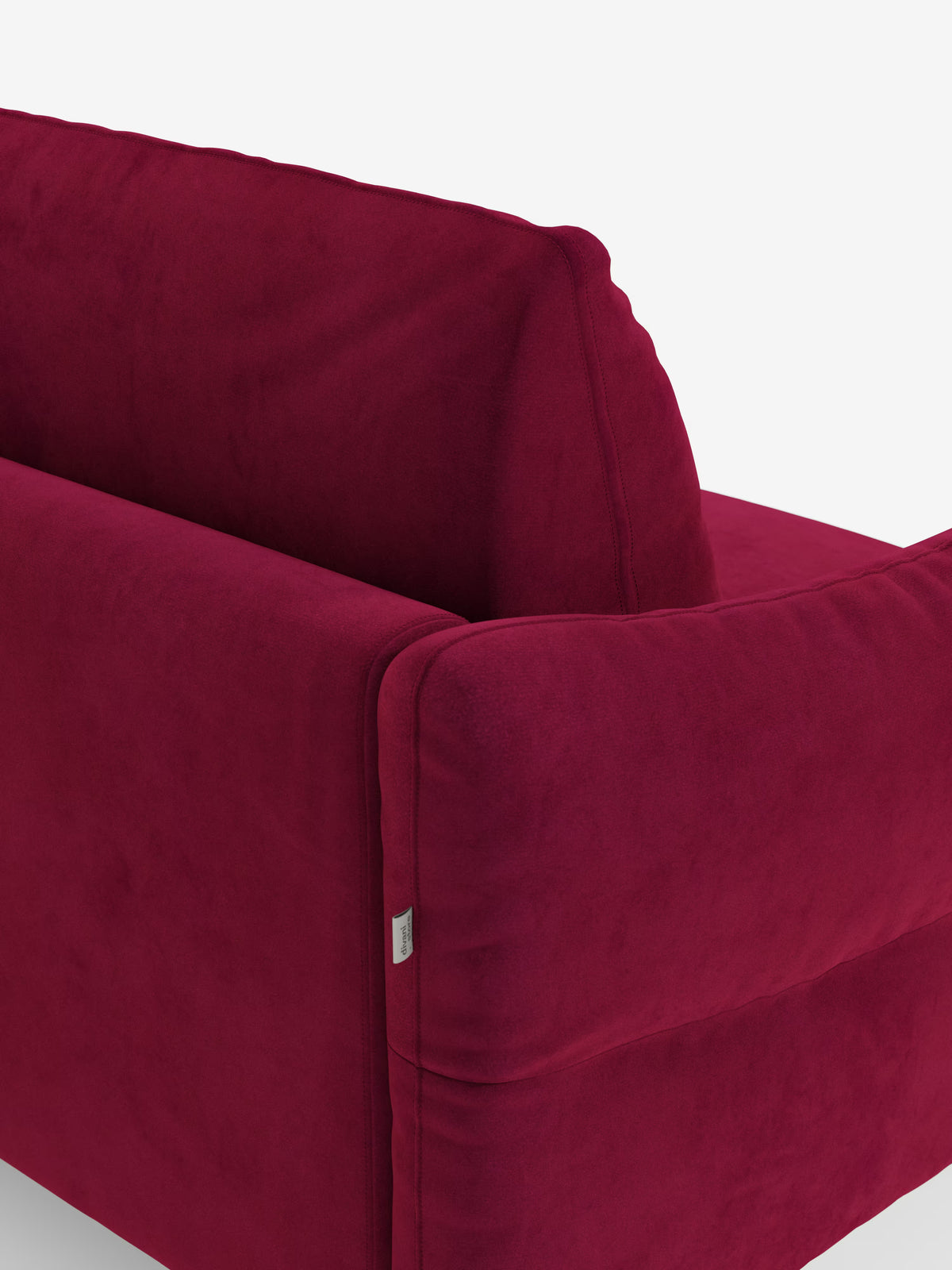 Ecco la frase modificata utilizzando i dati del prodotto da te forniti: Vista parziale del divano letto Dalia a 2, 3 e 4 posti di Divani.Store, realizzato in un ricco e intenso tessuto vellutino smacchiabile T30 color rosso intenso. L’immagine mette in risalto lo schienale e il bracciolo, evidenziandone la trama morbida e soffice e le cuciture precise e dritte. Una discreta etichetta argentata vicino alla cucitura del bracciolo riflette la raffinata maestria artigianale di questo elegante divano letto,