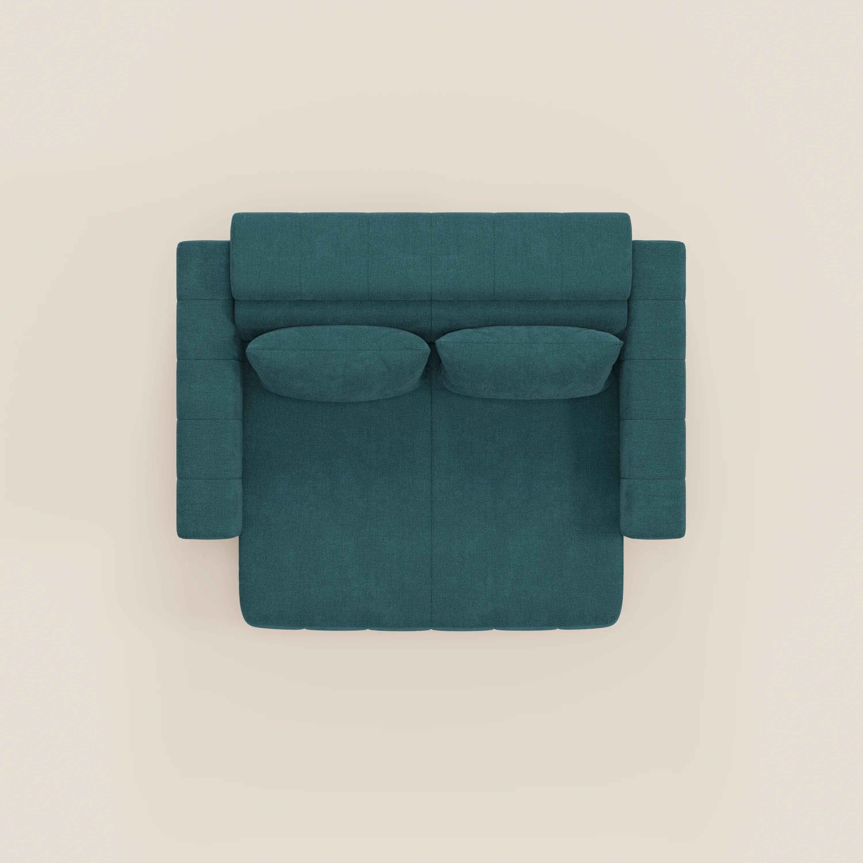 Vista dall'alto del divano Doric 3 posti di Divani.Store in blu acqua. Questo divano moderno è caratterizzato da due cuscini coordinati, ampi braccioli, poggiatesta reclinabili e sedute allungabili con relax elettrico, il tutto in tessuto T23 di facile pulizia su sfondo beige chiaro.