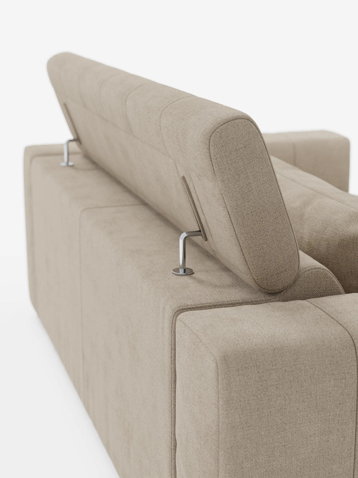Il divano a 3 posti Doric di Divani.Store è ripreso di retro su uno sfondo bianco liscio, mettendo in risalto il suo design contemporaneo in tessuto T23 beige antimacchia. Il poggiatesta sinistro rimane in posizione verticale mentre quello destro è reclinato; entrambi sono sostenuti da eleganti aste metalliche che ne sottolineano la regolabilità, mettendo in evidenza la versatilità del modello grazie al sistema «relax elettrico» e ai poggiatesta reclinabili.