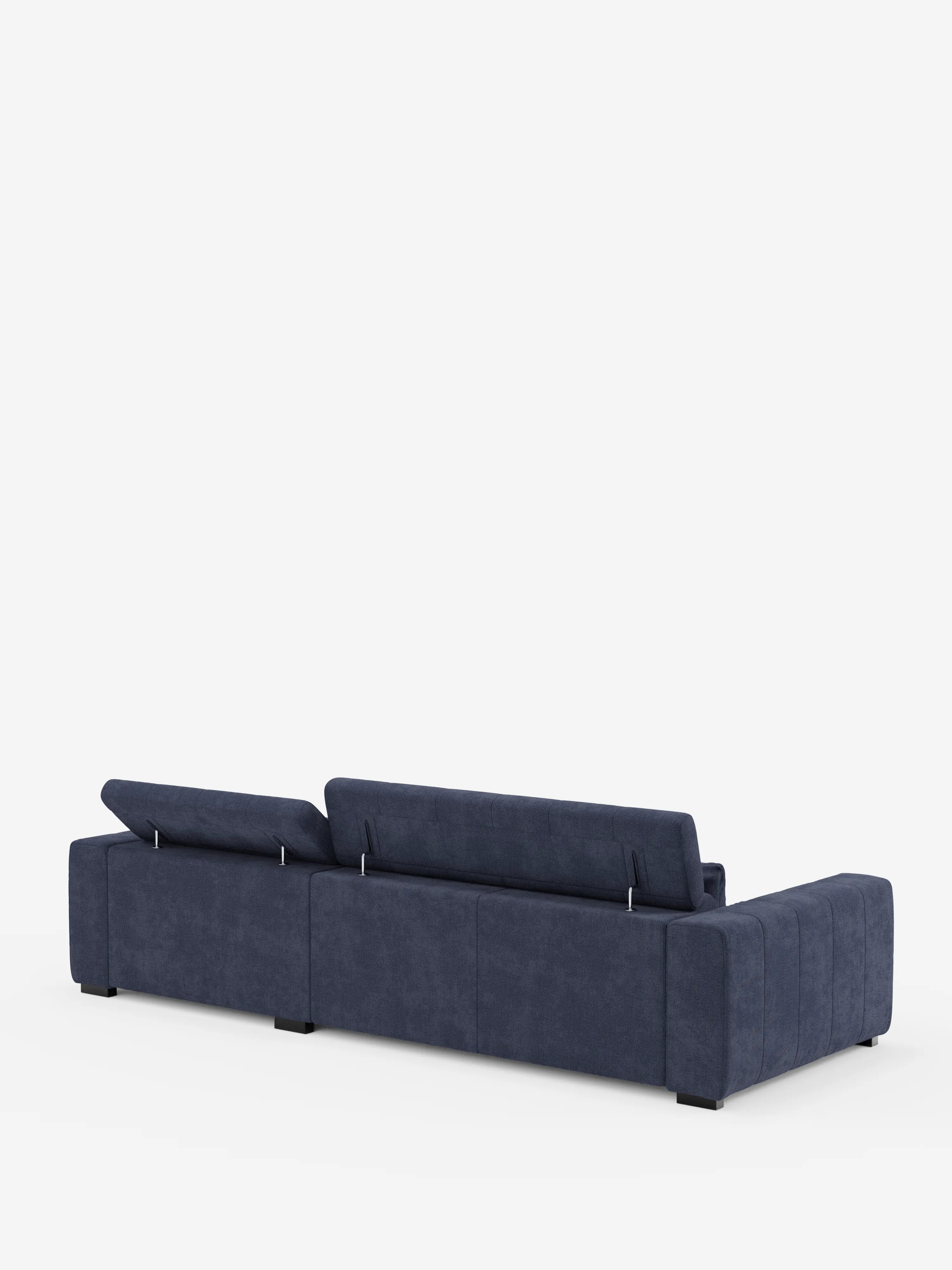 Vi presentiamo il divano angolare Doric con penisola e sedute allungabili con funzione relax elettrica di Divani.Store. Questo moderno divano componibile a L presenta un design elegante in blu scuro, con poggiatesta regolabili e parzialmente rialzati e ampi braccioli imbottiti per un comfort ottimale. Rivestito in morbido tessuto T23 resistente alle macchie, offre sedute allungabili elettricamente per un relax ancora maggiore. Il prodotto è presentato su uno sfondo bianco a tinta unita.