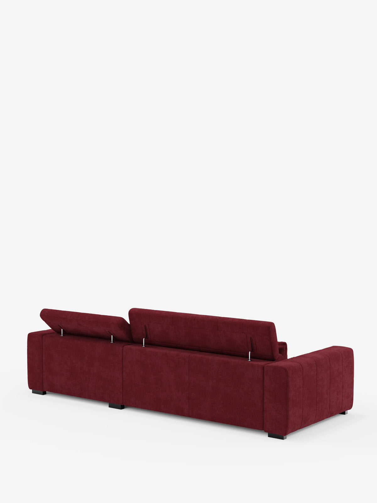 Un divano angolare contemporaneo di colore rosso intenso, modello “Doric”, con penisola e sedute allungabili con funzione relax elettrica, firmato Divani.Store, è esposto su un semplice sfondo bianco. Questo divano moderno si caratterizza per le linee pulite, il profilo basso e i braccioli squadrati. La vista posteriore rivela tre sezioni di seduta e piedini neri corti, mentre gli schienali regolabili e i poggiatesta reclinabili in tessuto T23 antimacchia esaltano sia il comfort che lo stile.