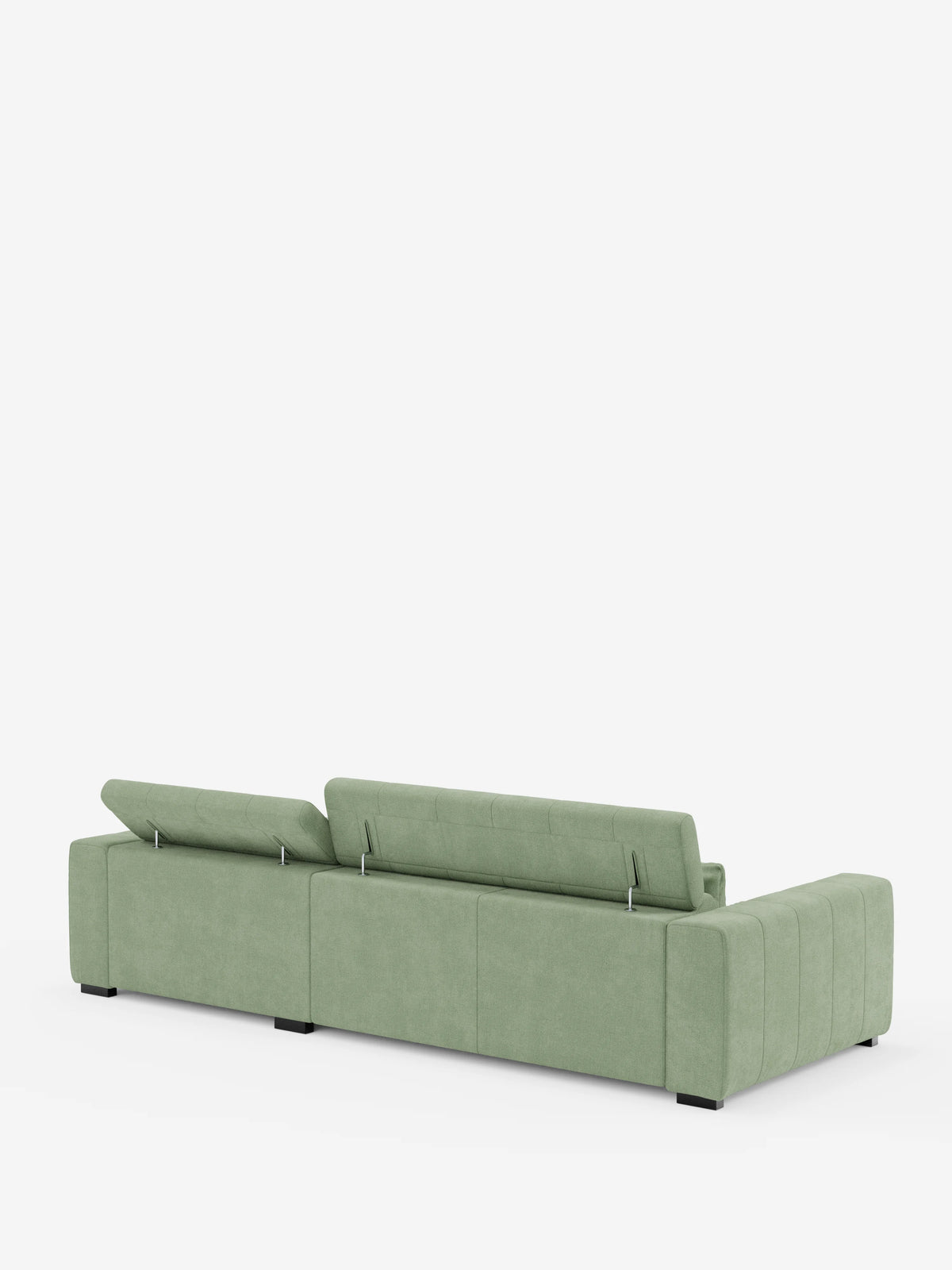 Ecco una versione rivista della tua frase utilizzando i dati del prodotto forniti: Il “Doric Divano angolare con penisola e sedute allungabili con relax elettrico” di Divani.Store è un moderno divano componibile color verde salvia visto da dietro, caratterizzato da tre sezioni di seduta con poggiatesta regolabili, ampi braccioli squadrati, sottili dettagli di cuciture e piedini neri corti, il tutto rivestito in tessuto T23 resistente alle macchie e su uno sfondo bianco a tinta unita.